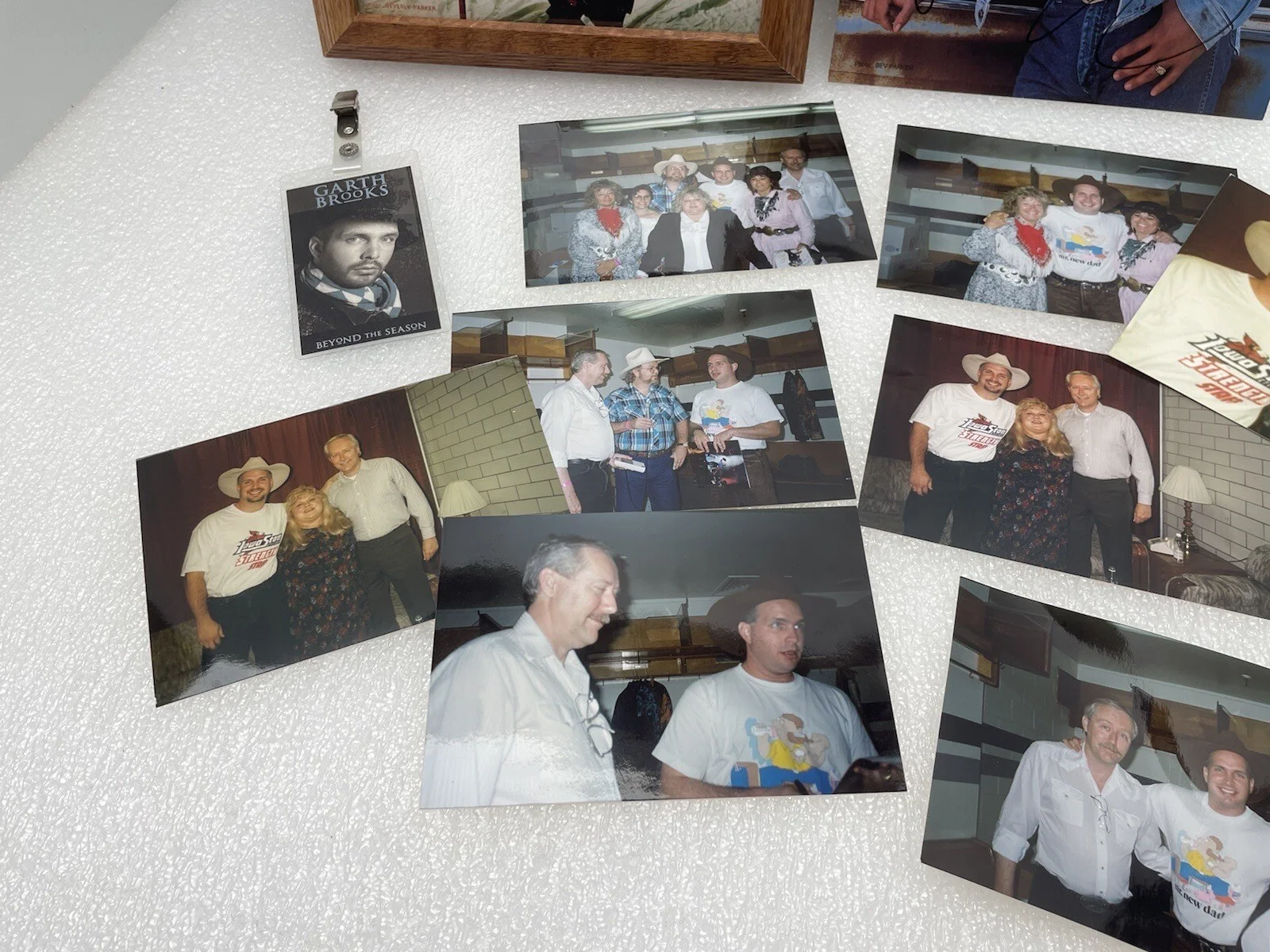 GARTH BROOKS AUTOGRAPH 8X10 & CANDID PHOTO BADGE 1992 PROVENANCE, изображение 3
