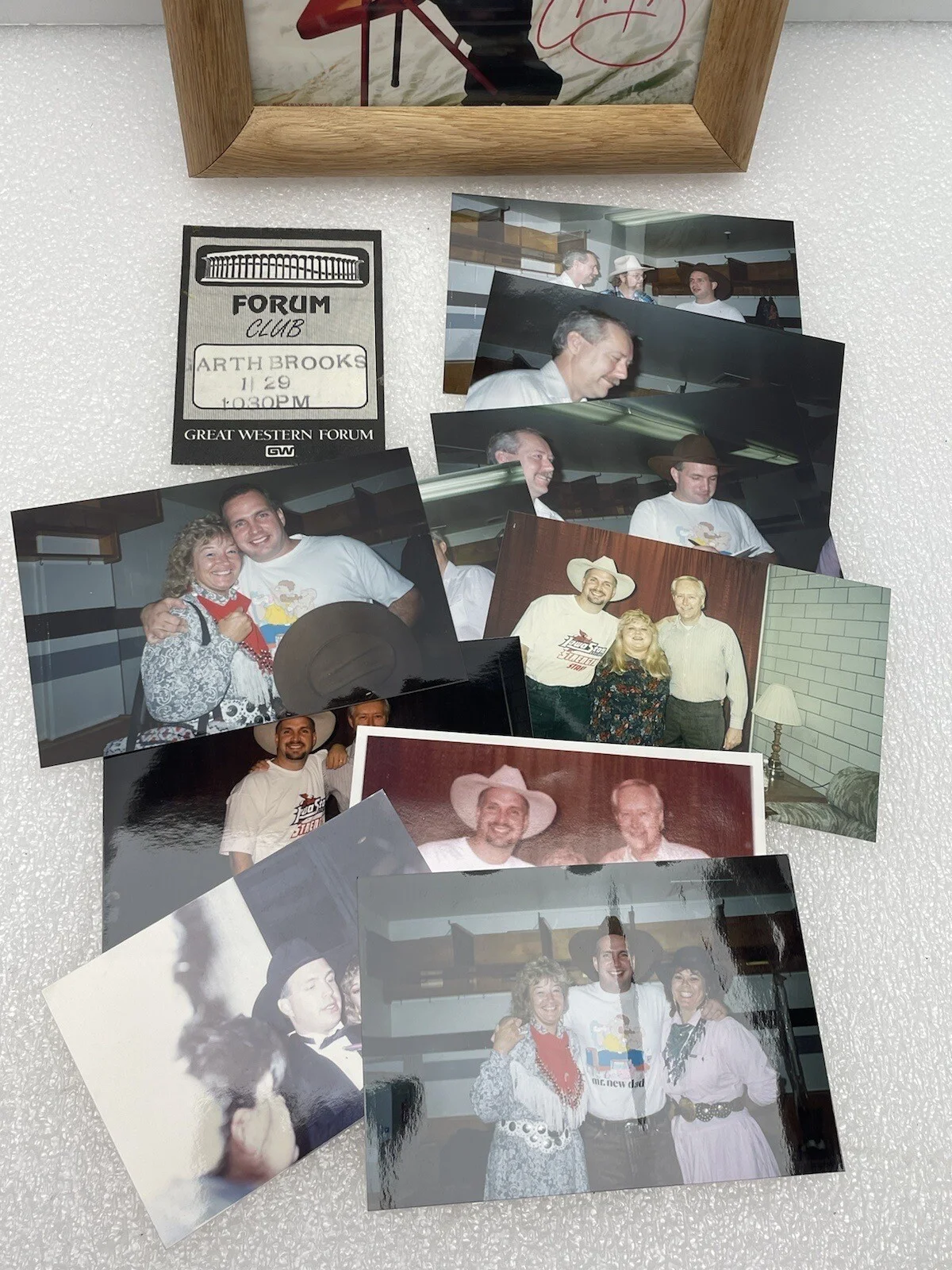 GARTH BROOKS AUTOGRAPH 8x10 CANDID FORUM CLUB BADGE 1992 PROVENANCE, изображение 2