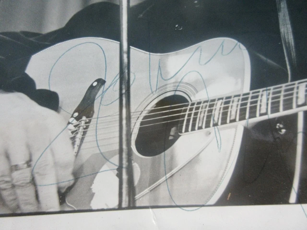 JOHNNY CASH — JOHNNY CASH HAND SIGNED AUTOGRAPHED 8X10 MAN IN BLACK TO DAVID VINTAGE PICTURE, изображение 2