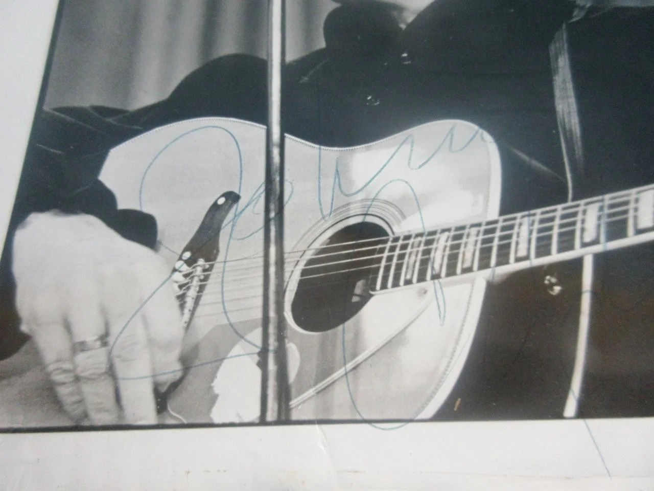JOHNNY CASH — JOHNNY CASH HAND SIGNED AUTOGRAPHED 8X10 MAN IN BLACK TO DAVID VINTAGE PICTURE, изображение 3