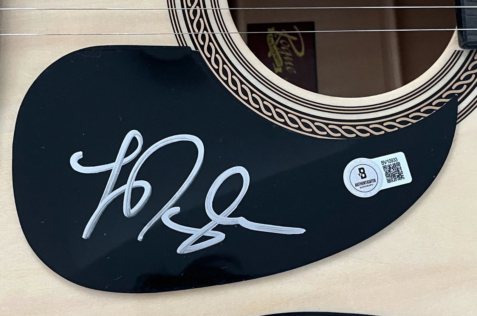 LAUREN DAIGLE SIGNED AUTOGRAPH 41" ACOUSTIC GUITAR w/PROOF & BECKETT BAS COA, image 3