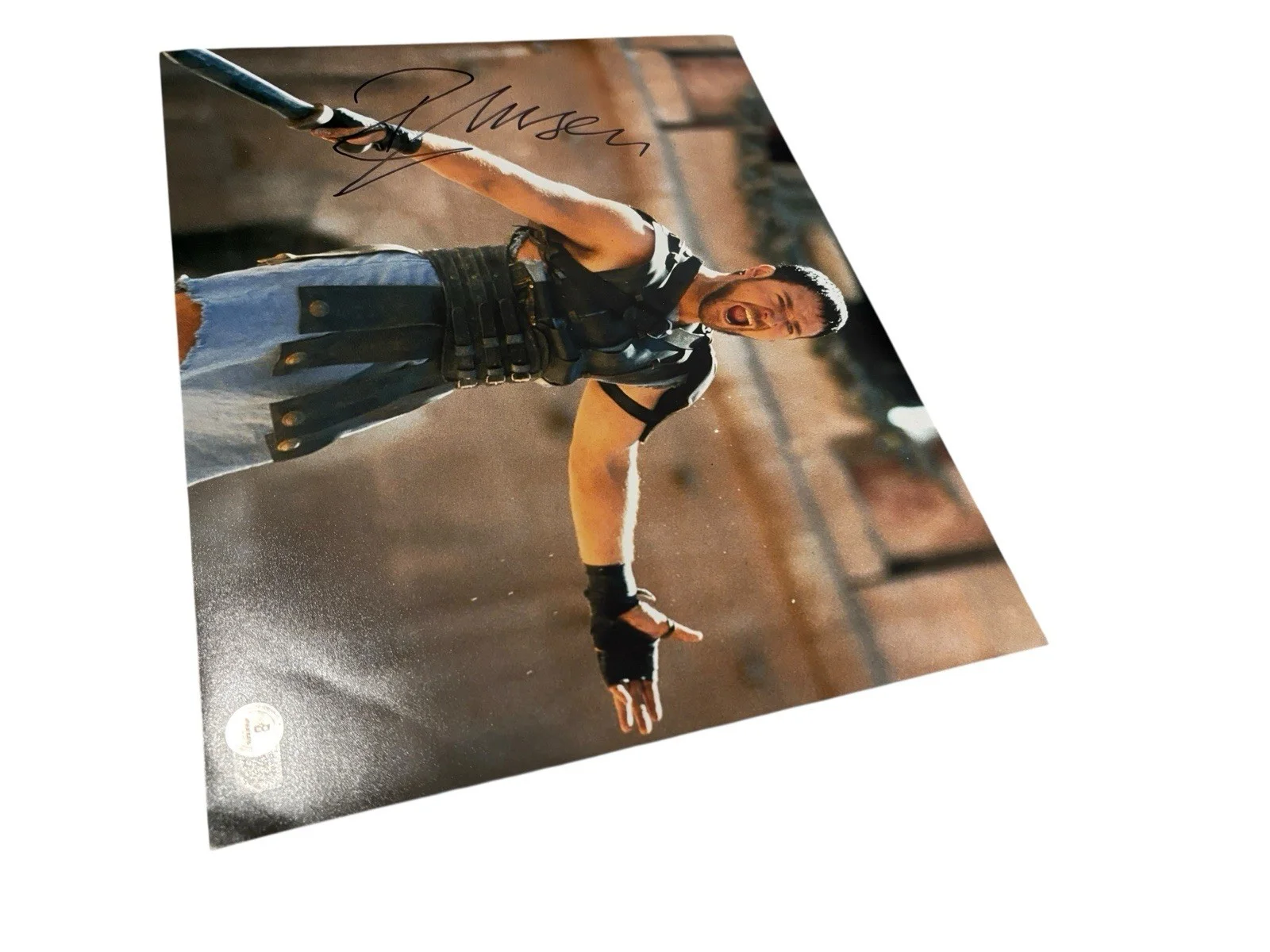RUSSELL CROWE SIGNED AUTOGRAPH 11x14 GLADIATOR PHOTO A w/ PROOF BECKETT BAS COA, image 5