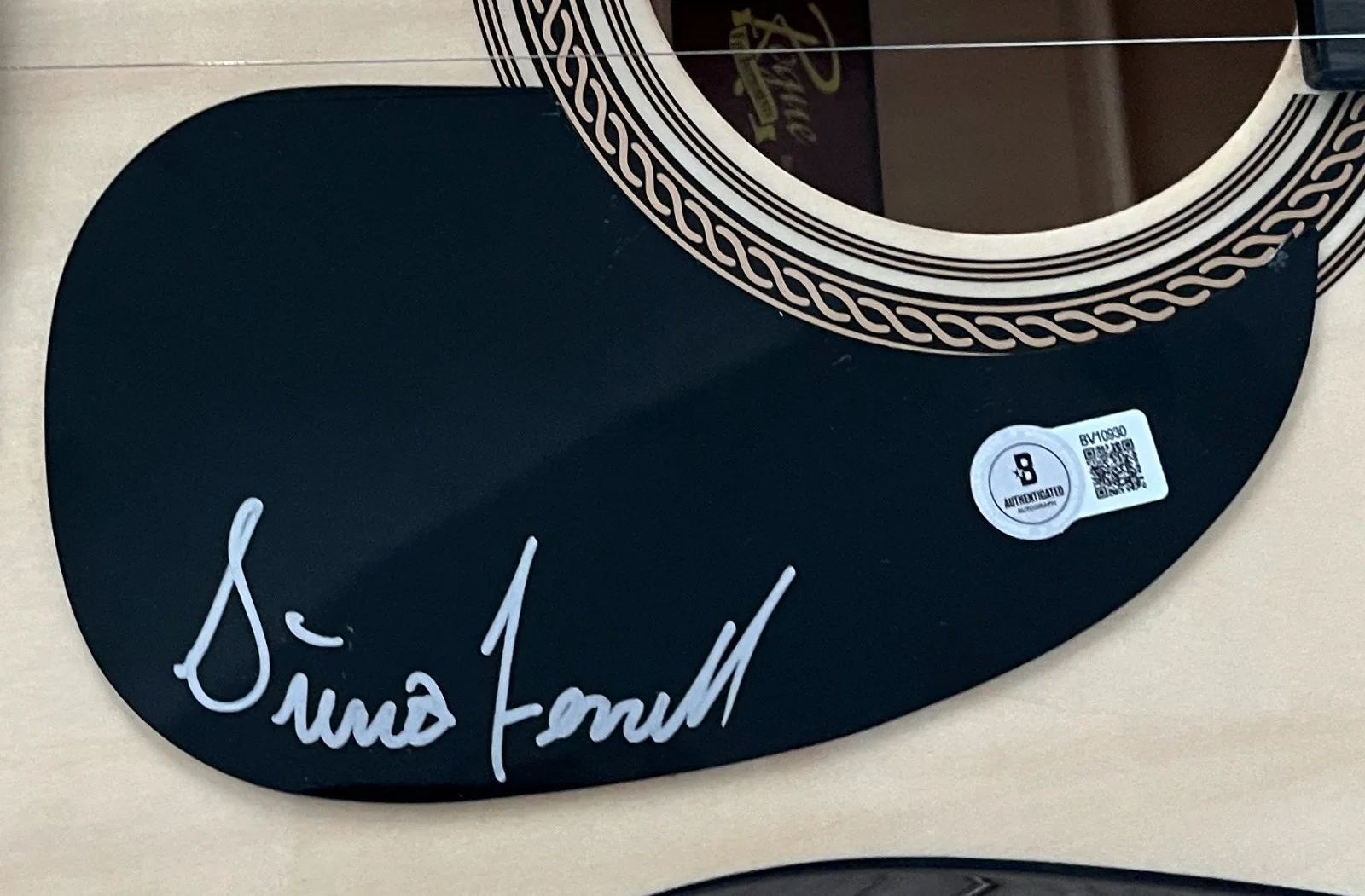 SIERRA FERRELL SIGNED AUTOGRAPH 41" FULL SIZE ACOUSTIC GUITAR & BECKETT BAS COA, изображение 3