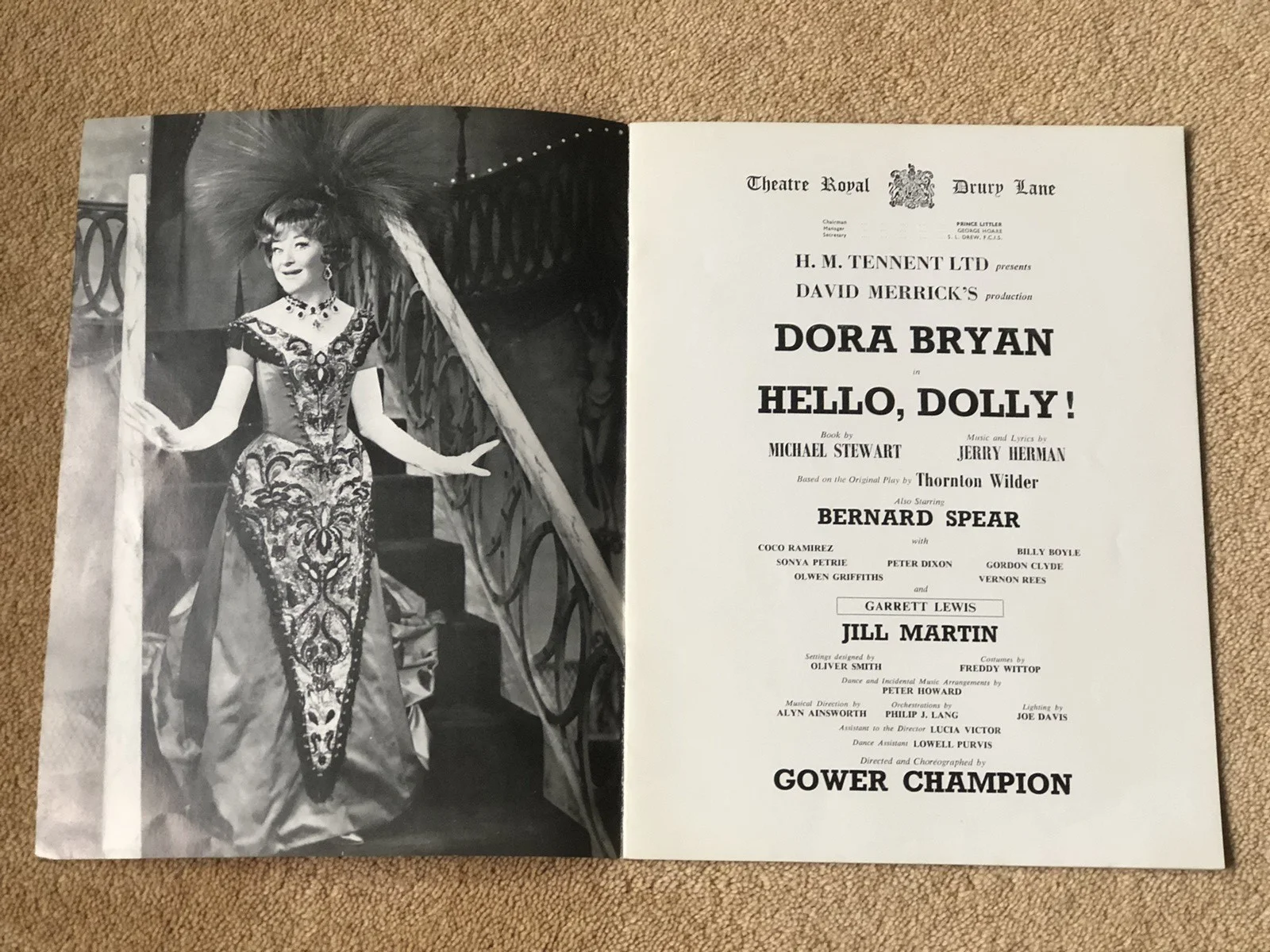 HELLO, DOLLY! ILLUSTRATED SOUVENIR BOOKLET FEATURING DORA BRYAN 1930s - VINTAGE, изображение 2