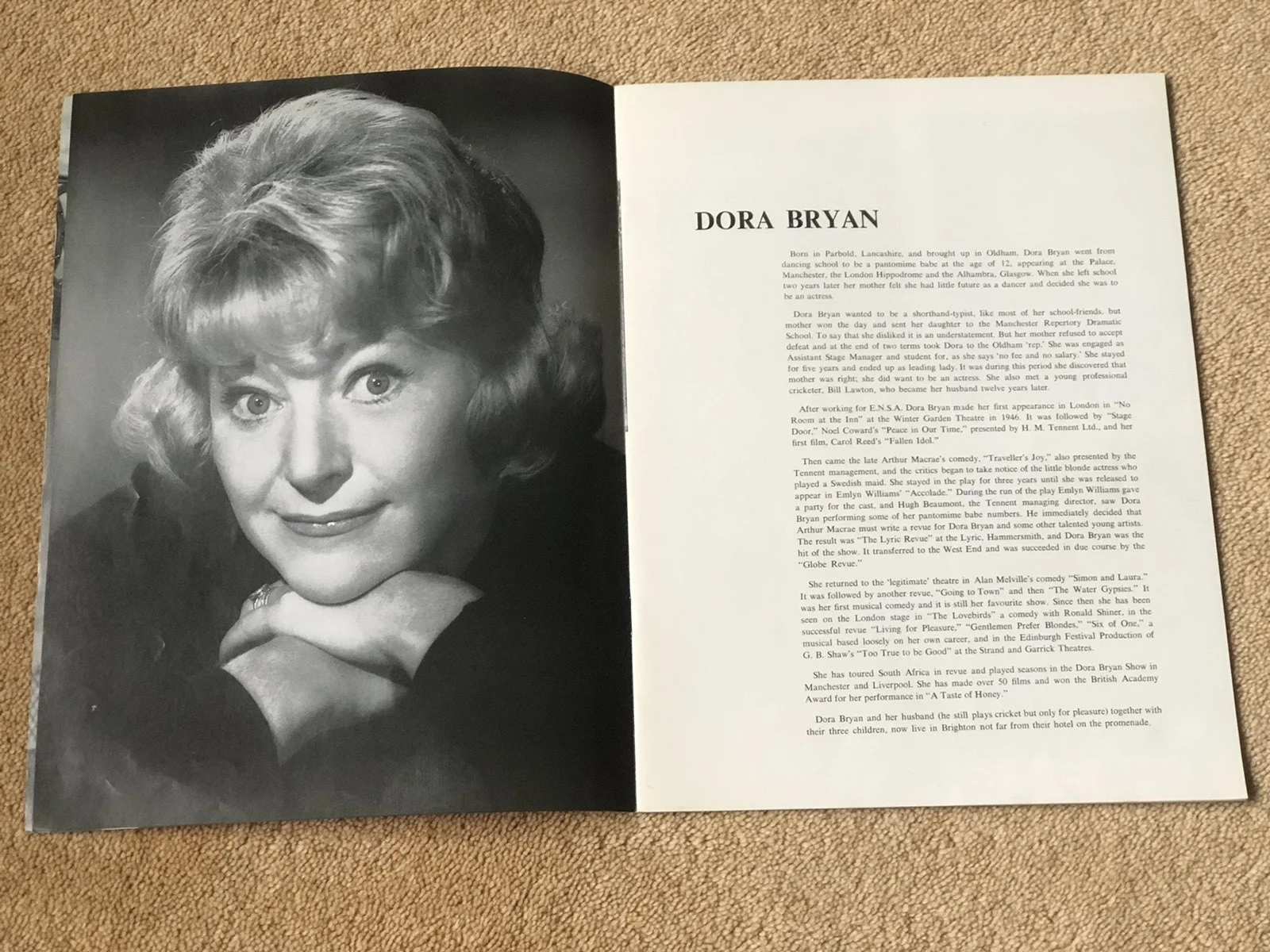 HELLO, DOLLY! ILLUSTRATED SOUVENIR BOOKLET FEATURING DORA BRYAN 1930s - VINTAGE, изображение 3