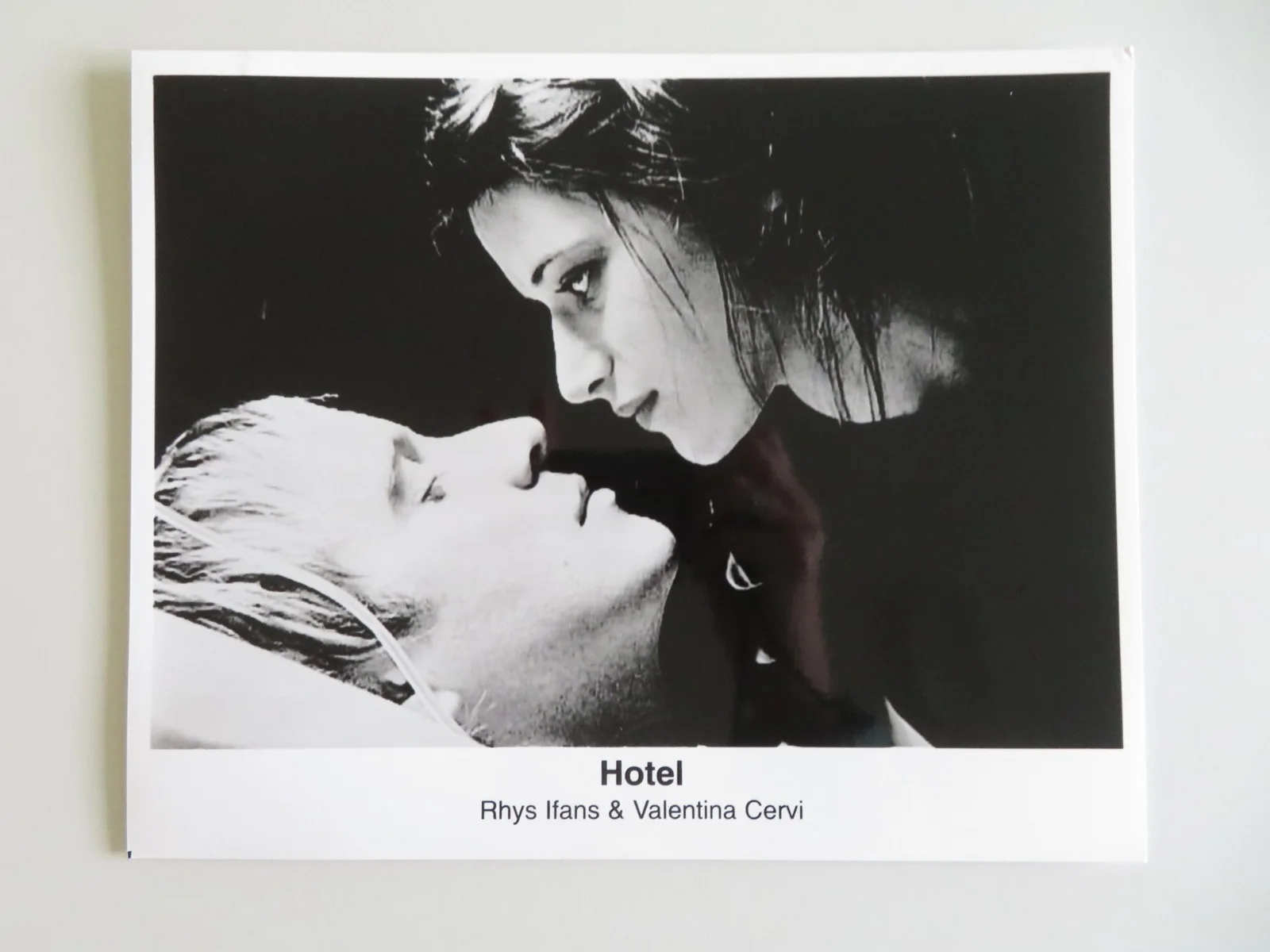 HOTEL MOVIE STILL PHOTO LOT OF 6 DAVID SCHWIMMER SALMA HAYEK RHYS IFANS 2001, изображение 5
