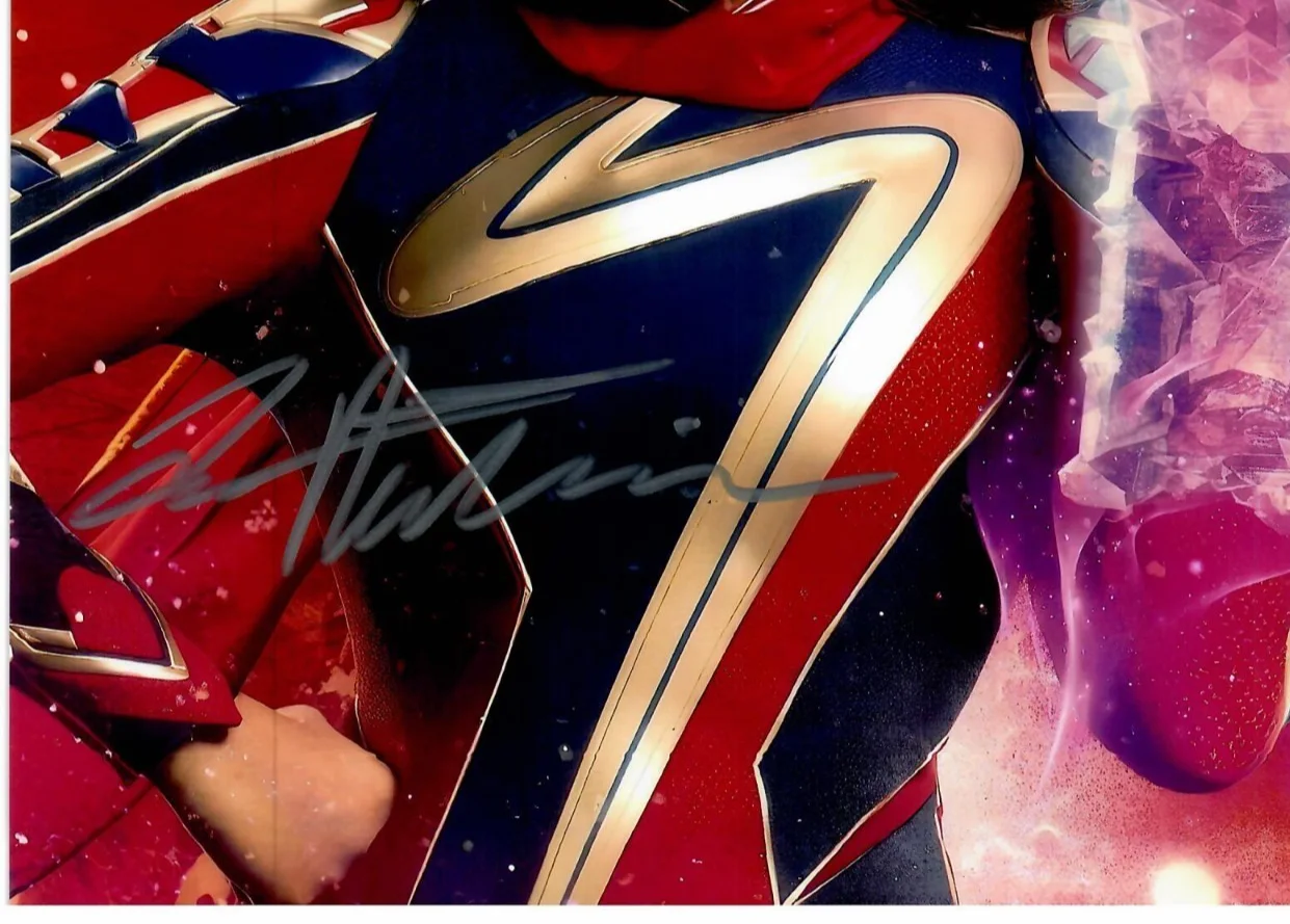 Iman Vellani — Iman Vellani Ms Marvel As Kamala Khan Movie Actress Signed 8 x 10 Photo TTM COA, изображение 2