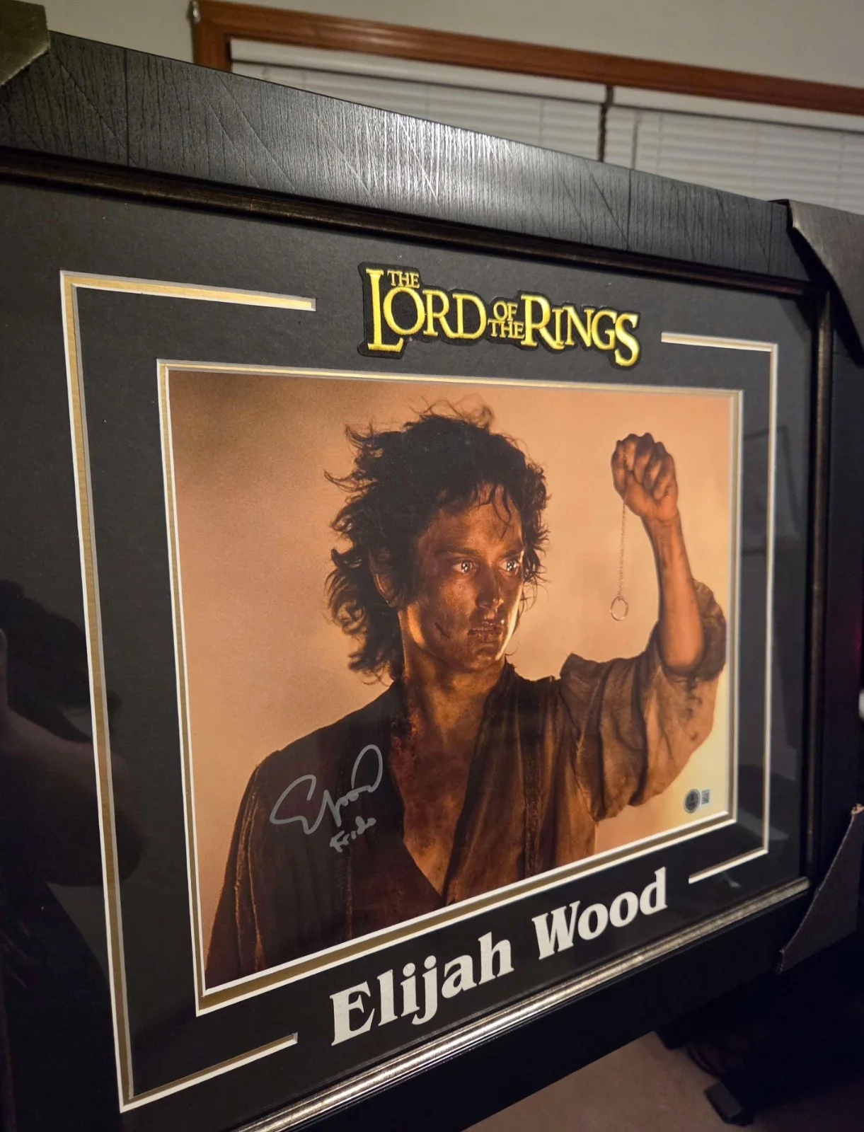 Elijah Wood — Lord of the Rings Autographed Framed Display - Elijah Wood (BAS authenticated), изображение 2