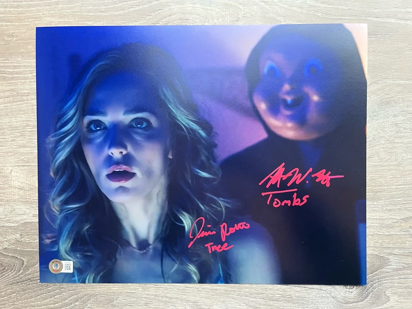 Jessica Rothe, Rob Mello — Jessica Rothe & Rob Mello Dual Signed Happy Death Day 11x14 Photo Beckett COA, изображение 2