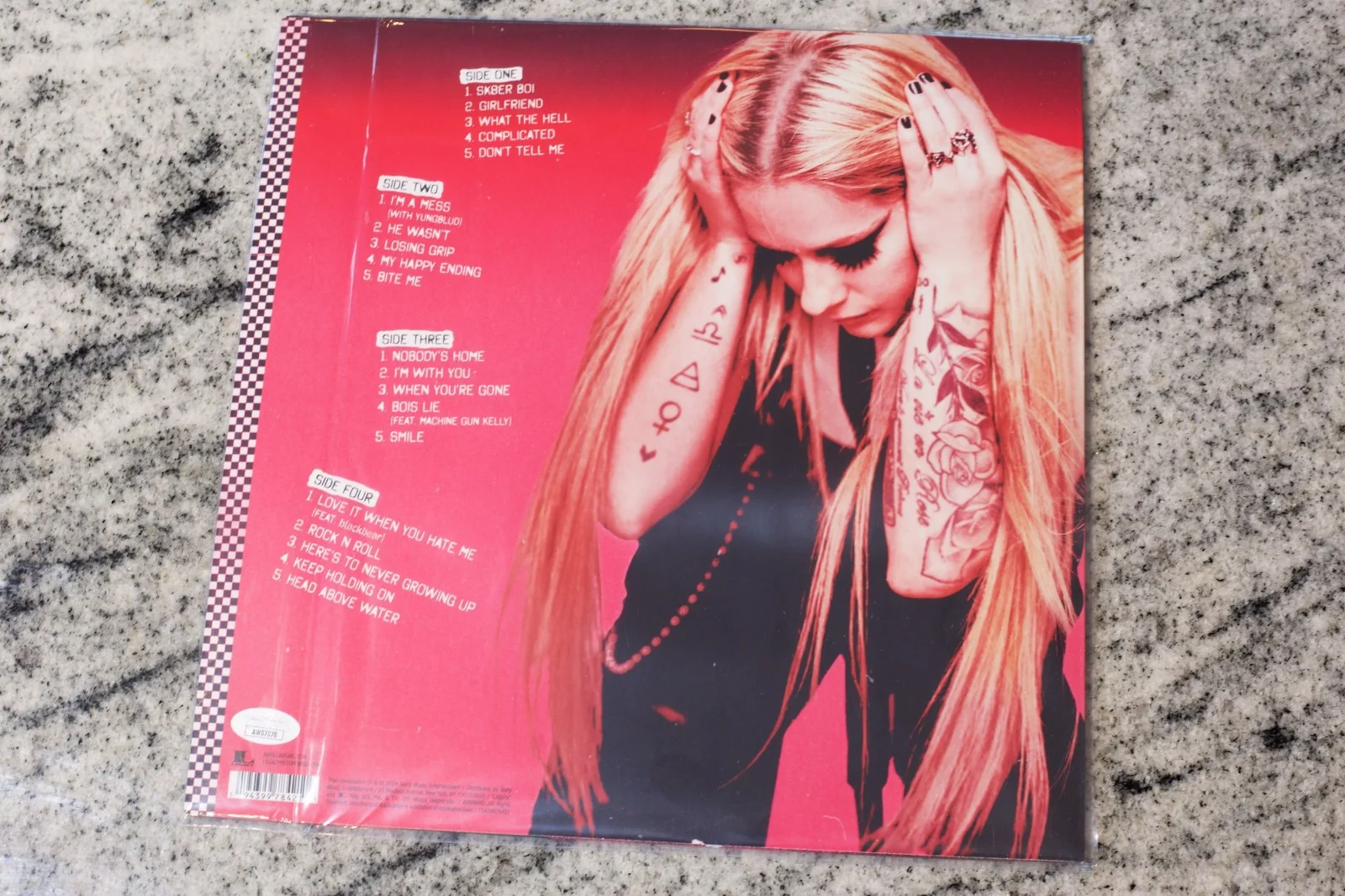 AVRIL LAVIGNE - SIGNED GREATEST HITS VINYL RECORD LIMITED EDITION /2000, image 2