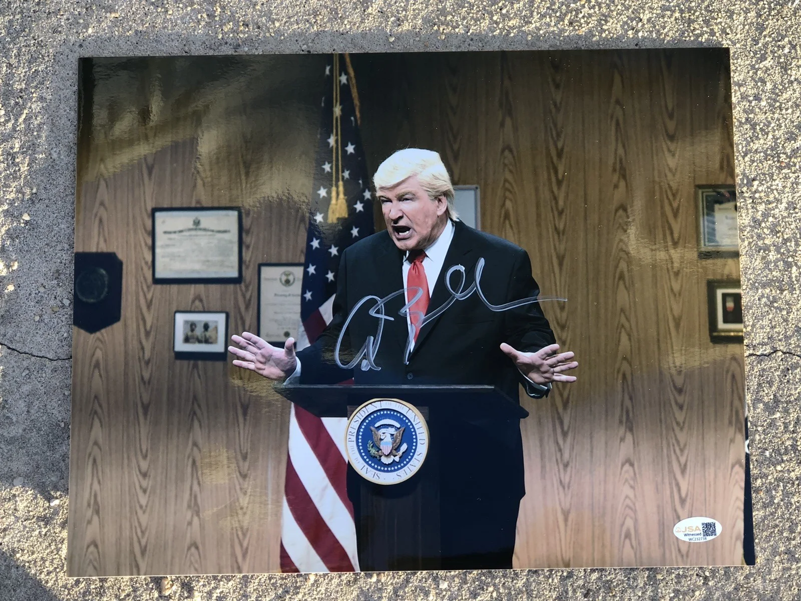 Alec Baldwin — ALEC BALDWIN ACTOR SIGNED 11X14 PHOTO PRESIDENT DONALD TRUMP SNL IMPRESSION JSA