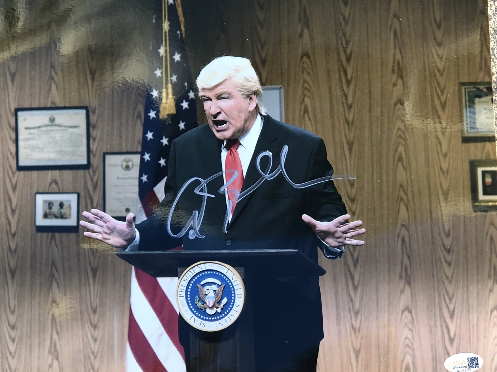 Alec Baldwin — ALEC BALDWIN ACTOR SIGNED 11X14 PHOTO PRESIDENT DONALD TRUMP SNL IMPRESSION JSA, изображение 2