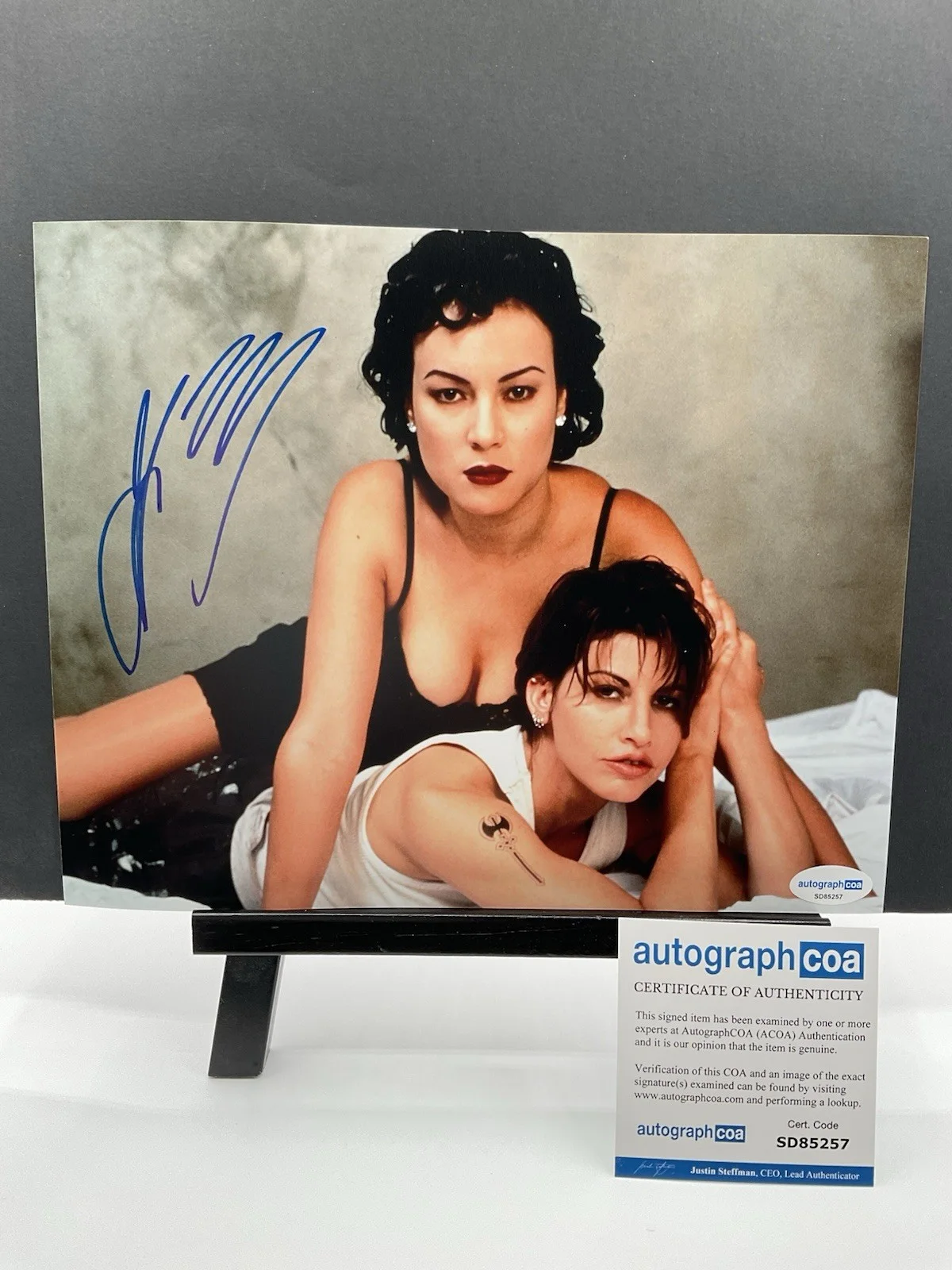 Jennifer Tilly — Jennifer Tilly Signed 8x10 Bound signed photo Chucky photo ACOA Poker autograph