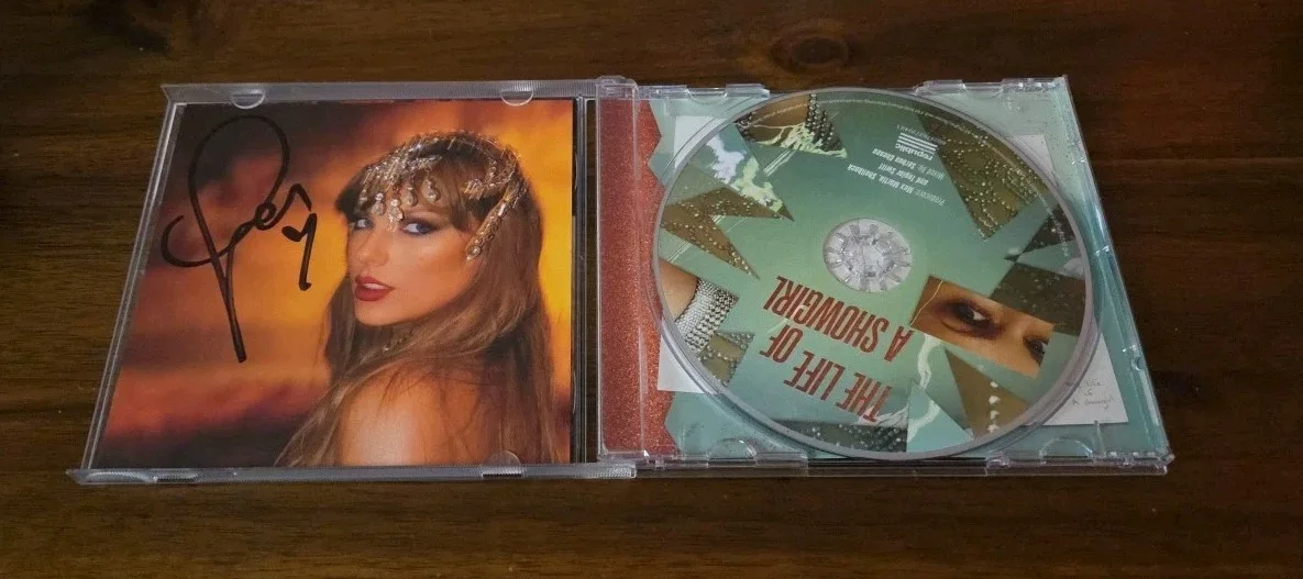 Taylor Swift Signed The Life of a Showgirl CD and Album Photo #1 [SHIPS NOW!], изображение 2