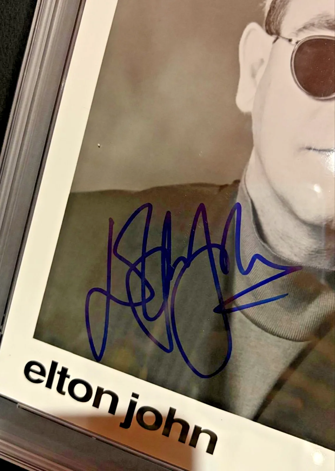 Elton John — ELTON JOHN SIGNED AUTOGRAPHED 8X10 PHOTOGRAPH ENCAPSULATED RARE ROCKETMAN PSA 10, изображение 3
