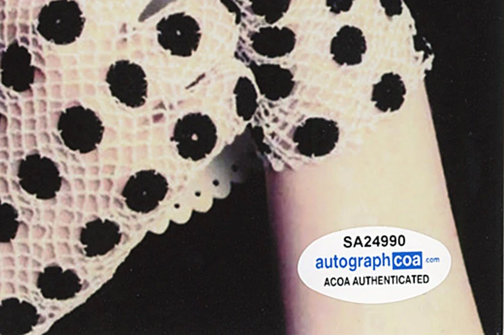 ELLE FANNING — Elle Fanning signed Autograph 8x10 Photo Proof PREDATOR BADLANDS Fuller Sig ACOA, image 5