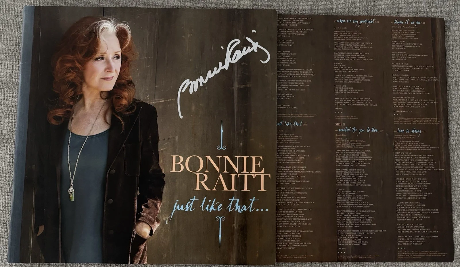 BONNIE RAITT SIGNED “JUST LIKE THAT” VINYL ALBUM LP W/ BECKETT COA, изображение 4