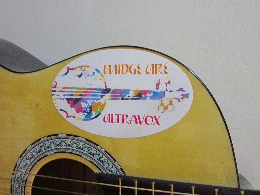 MIDGE URE (ULTRAVOX, Solo) Signed Acoustic Guitar w. Case, Rare, JSA Cert., изображение 4