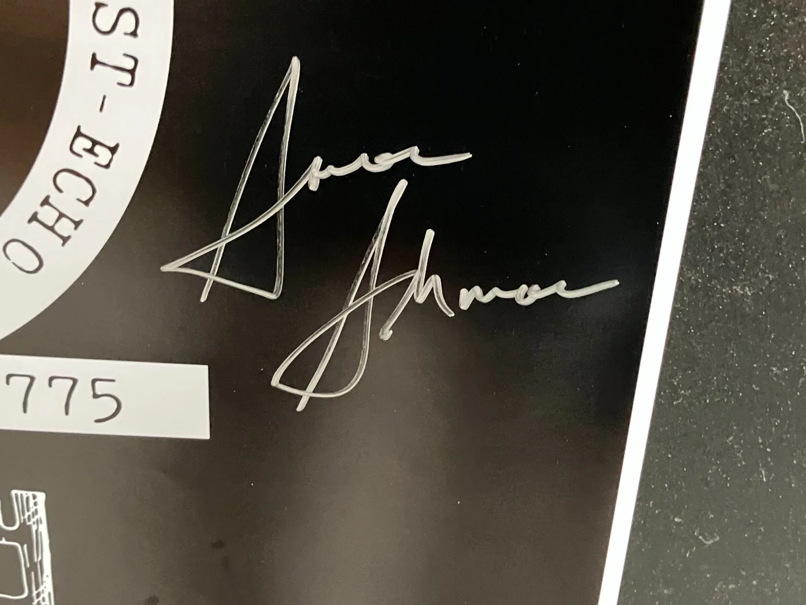 Aaron Ashmore — Aaron Ashmore Signed Autographed 16.5 x 20 LOCKE & KEY Photo Wizard World COA, image 2
