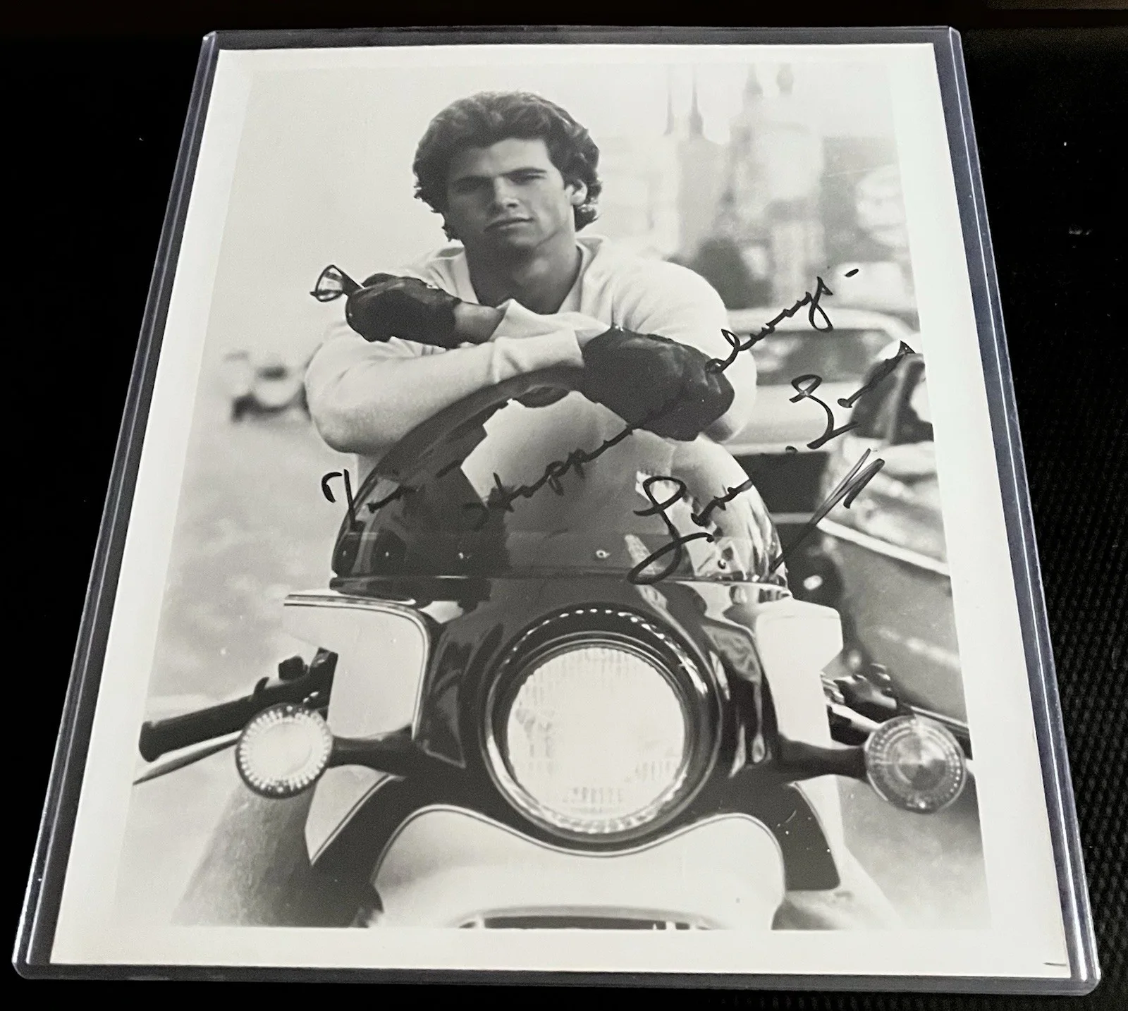 Lorenzo Lamas — Lorenzo Lamas Falcons Crest Signed B&W 8x10 Promotional Photo w/ COA & Top Load, изображение 3