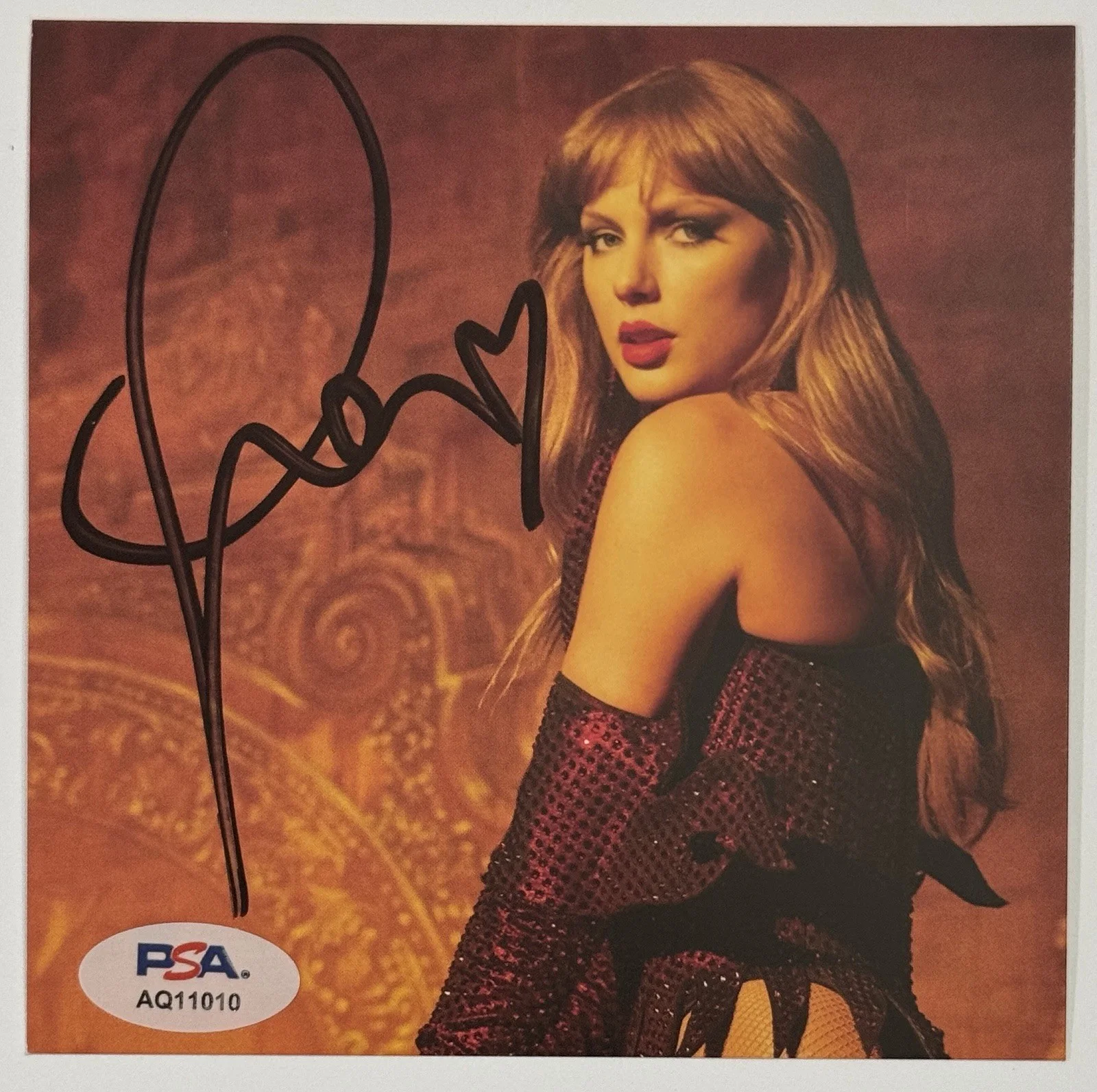 Taylor Swift FRAMED SIGNED HEART Photograph PSA DNA COA & Life Of A Showgirl CD, изображение 2
