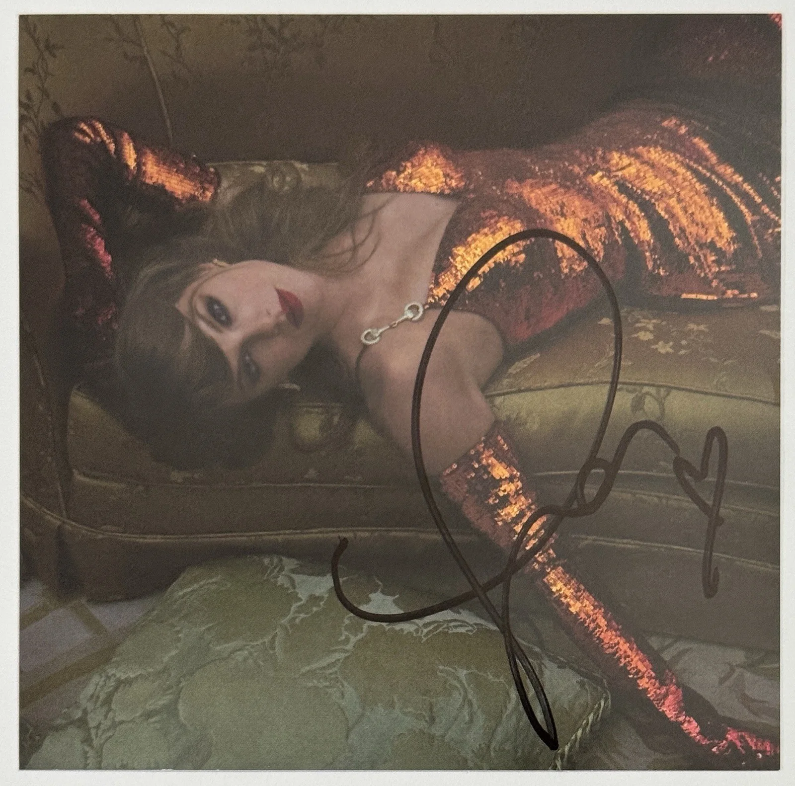 Taylor Swift FRAMED SIGNED HEART Photo 2 PSA DNA COA & Life Of A Showgirl CD, изображение 2