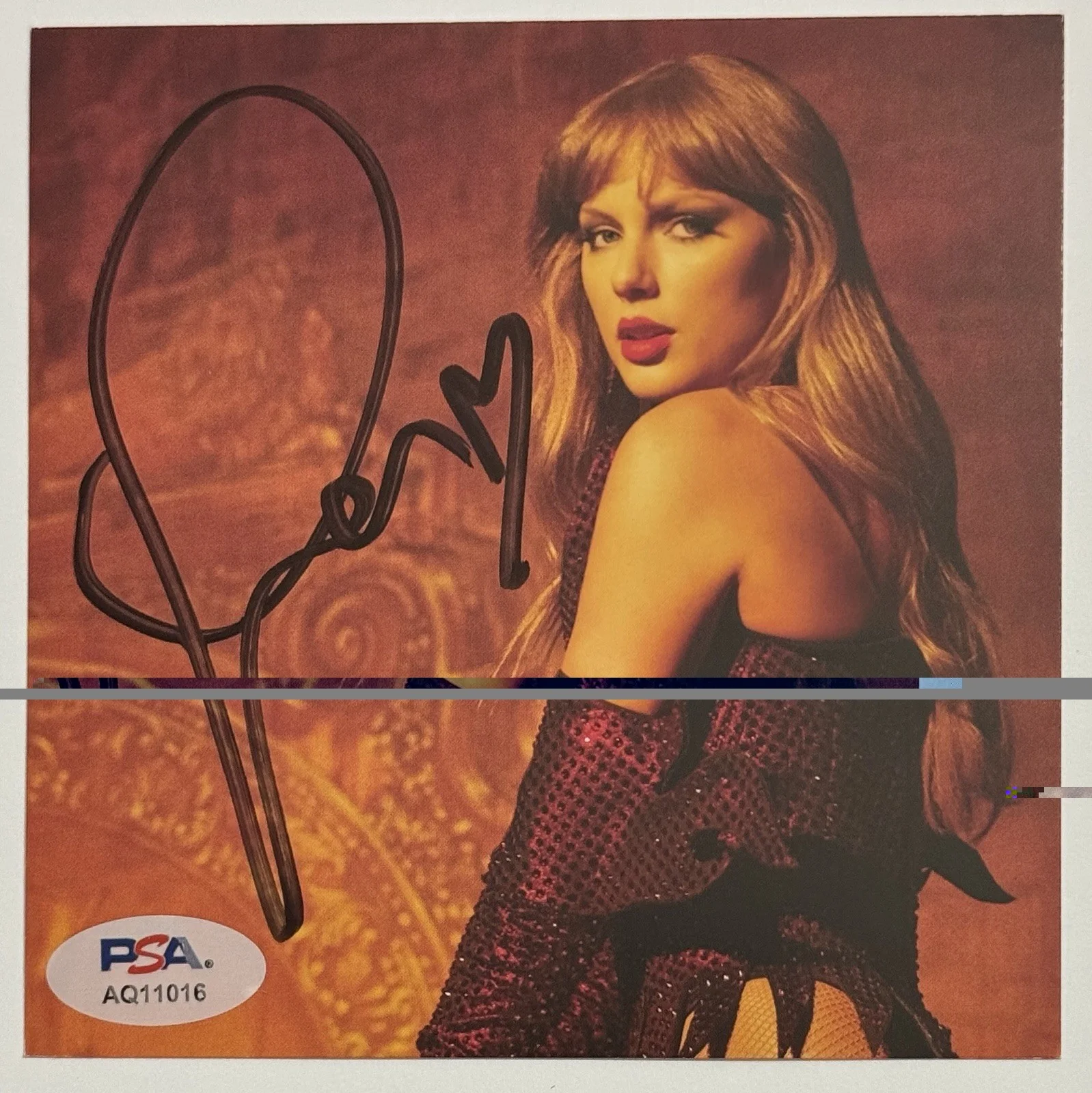 Taylor Swift FRAMED SIGNED HEART Hot Photo 3 PSA DNA COA & Life Of A Showgirl CD, изображение 2