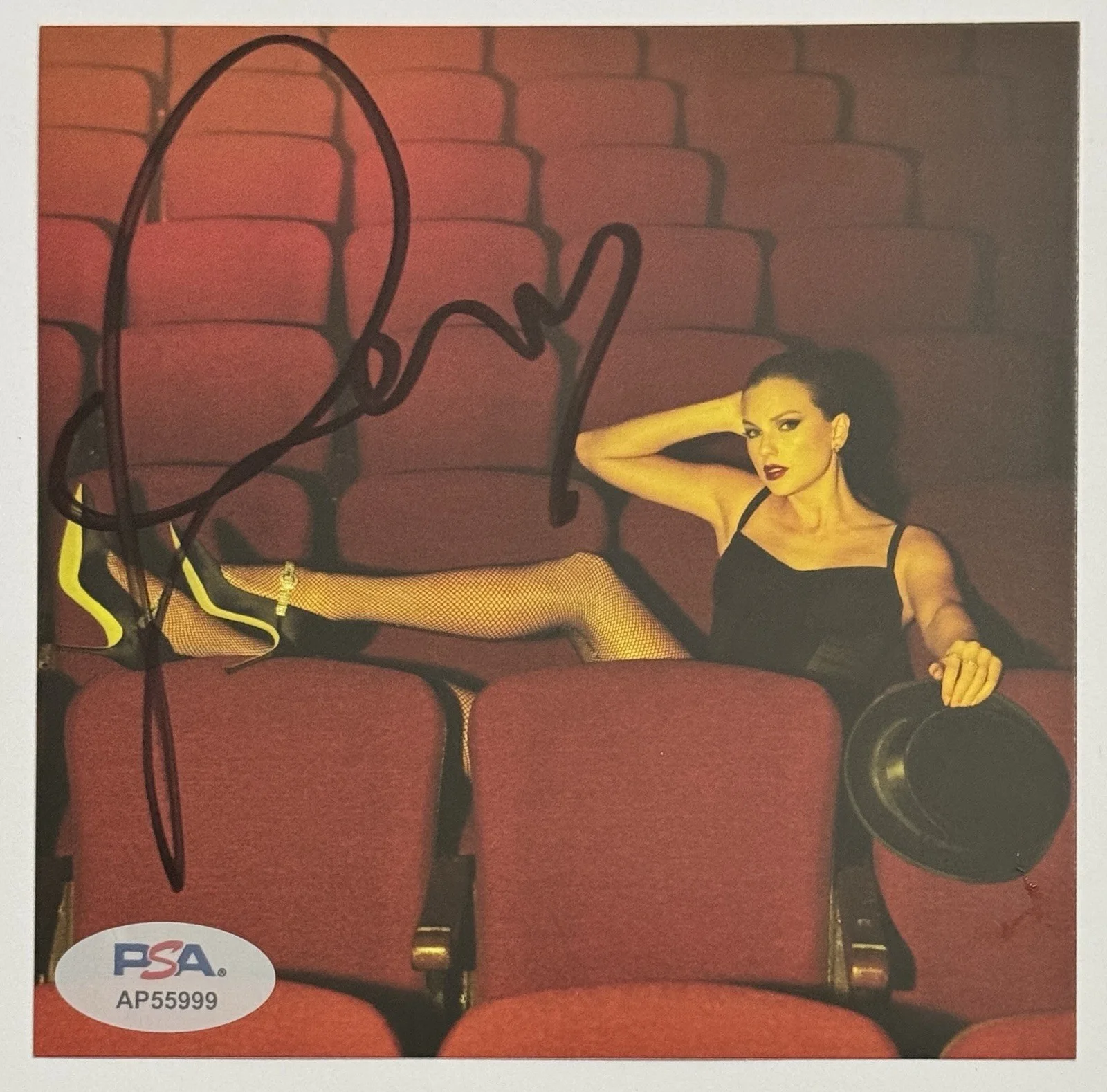 FRAMED Taylor Swift SIGNED HEART Legs Photo PSA DNA COA & Life Of A Showgirl CD, изображение 2