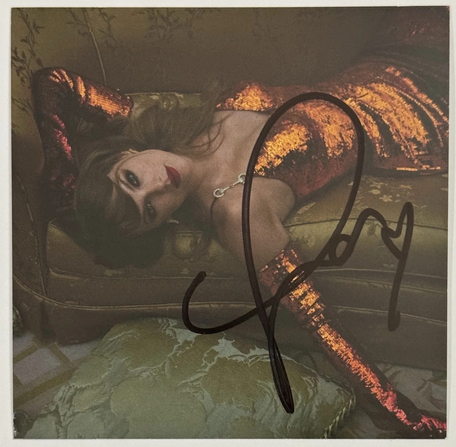 FRAMED Taylor Swift SIGNED HEART Photo Card PSA DNA COA & Life Of A Showgirl CD, изображение 3