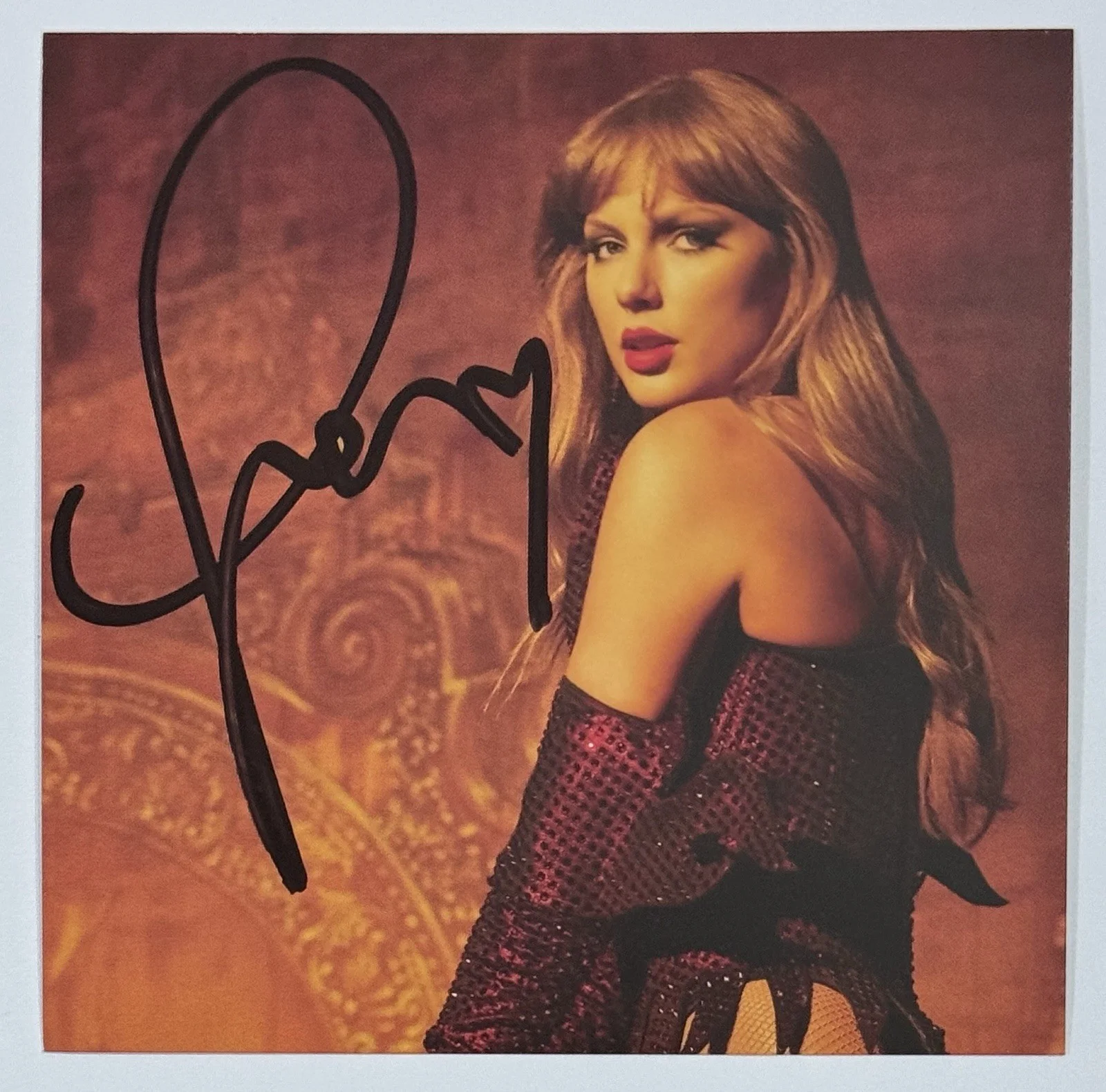 Taylor Swift FRAMED SIGNED HEART Photo 3 PSA DNA COA & Life Of A Showgirl CD, изображение 2