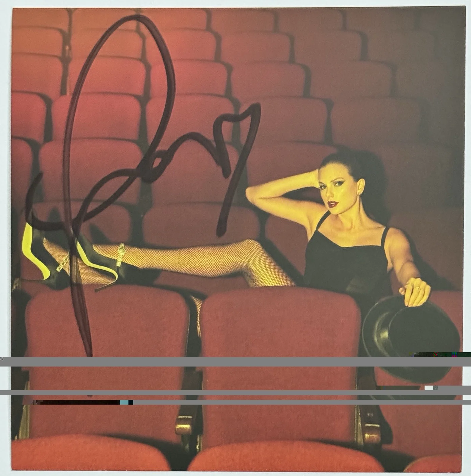 Taylor Swift FRAMED SIGNED HEART Red Picture PSA DNA COA & Life Of A Showgirl CD, изображение 2