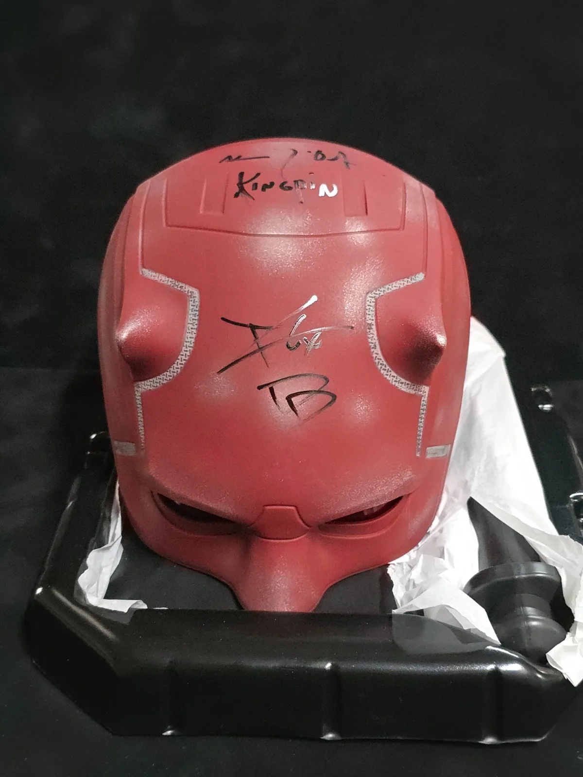 Charlie Cox, Vincent D'Onofrio — Charlie Cox / Vincent D'Onofrio Signed Official Daredevil Cowl w/Stand JSA COA, изображение 2