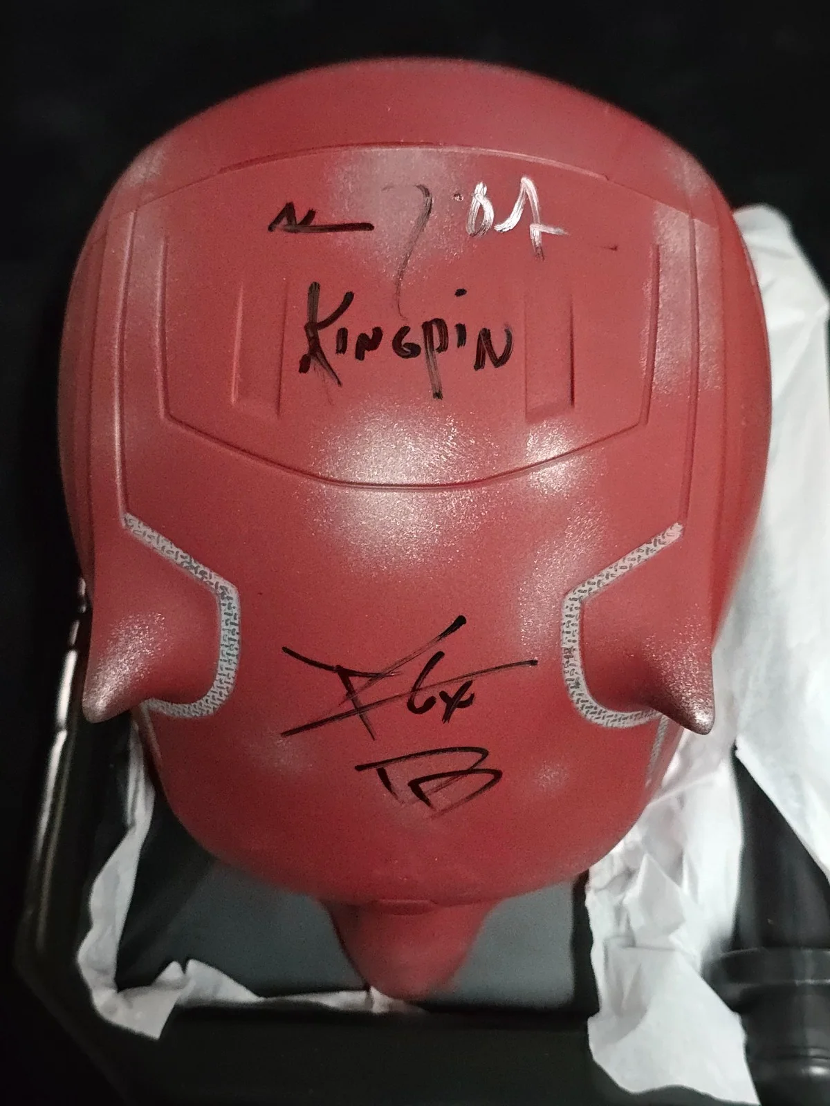 Charlie Cox, Vincent D'Onofrio — Charlie Cox / Vincent D'Onofrio Signed Official Daredevil Cowl w/Stand JSA COA, изображение 3