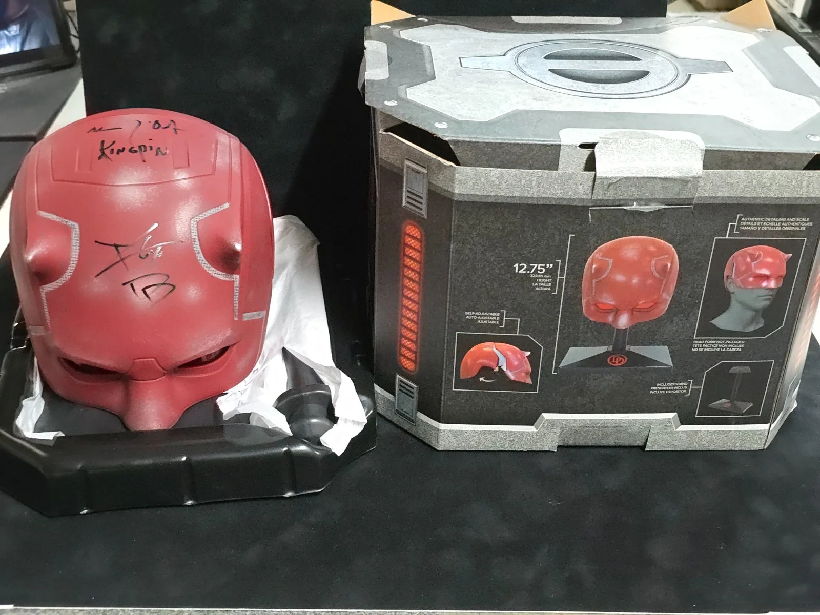 Charlie Cox, Vincent D'Onofrio — Charlie Cox / Vincent D'Onofrio Signed Official Daredevil Cowl w/Stand JSA COA, изображение 4