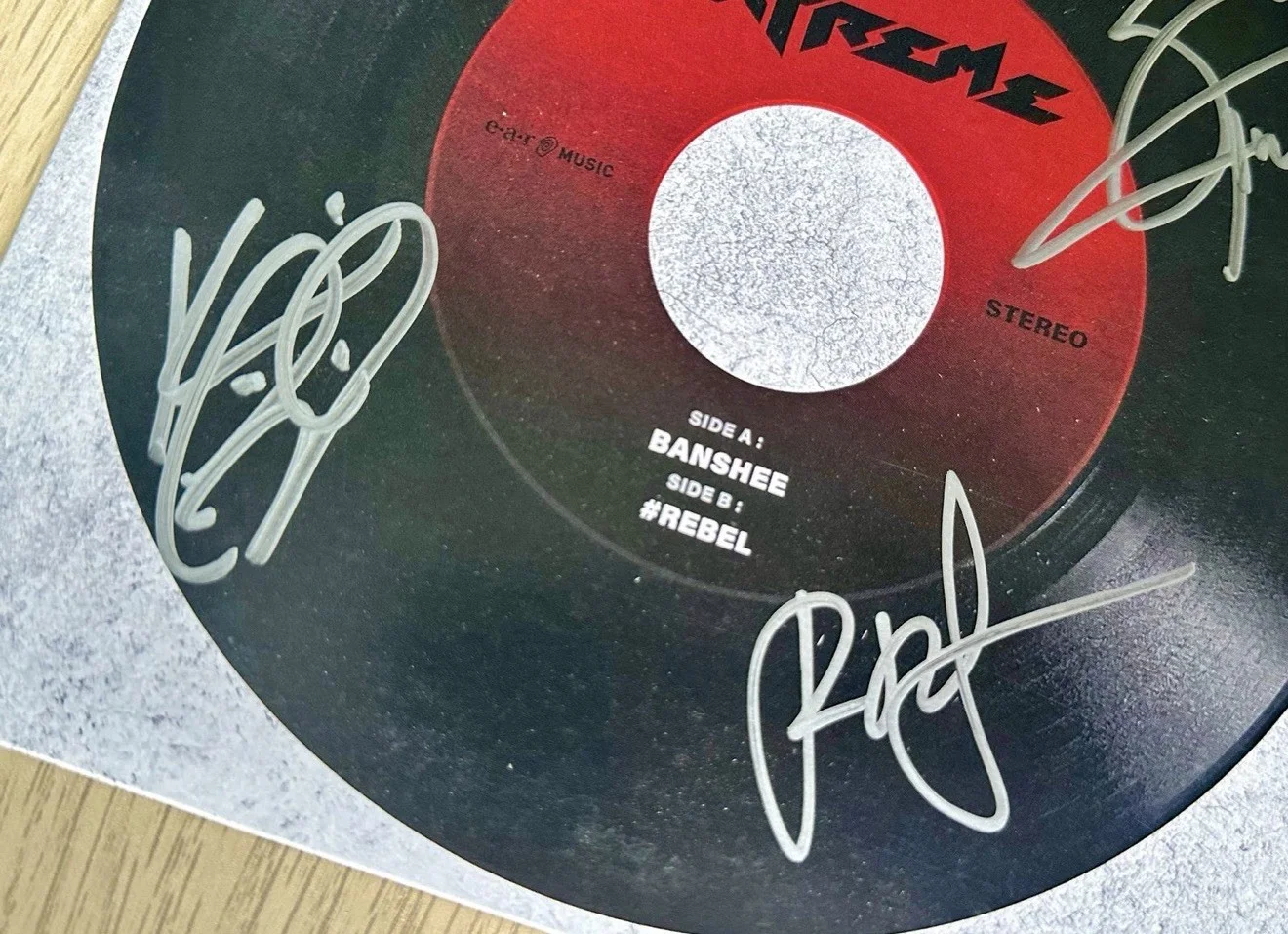 Extreme Band SIGNED Banshee 7" Vinyl 45 LP Nuno Bettencourt Cherone AUTOGRAPHED, изображение 2