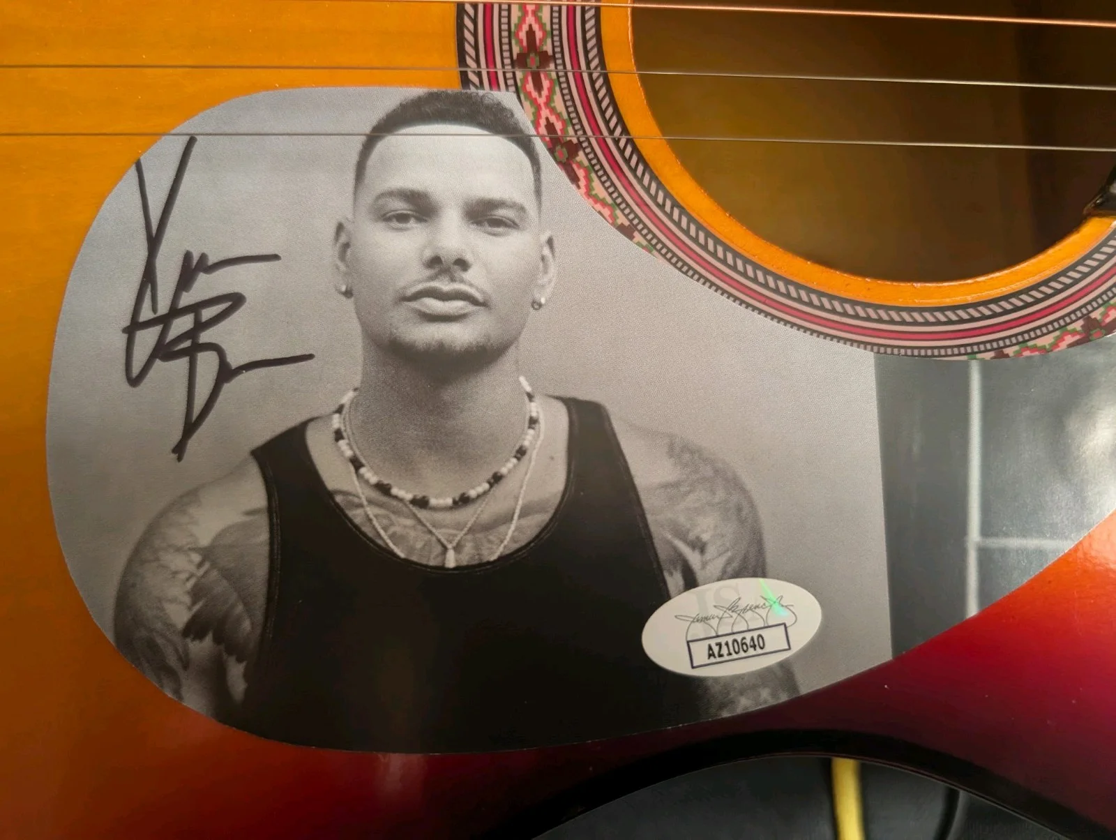 38" Acoustic Guitar Autographed By Kane Brown JSA Witnessed And Authenticated, изображение 2