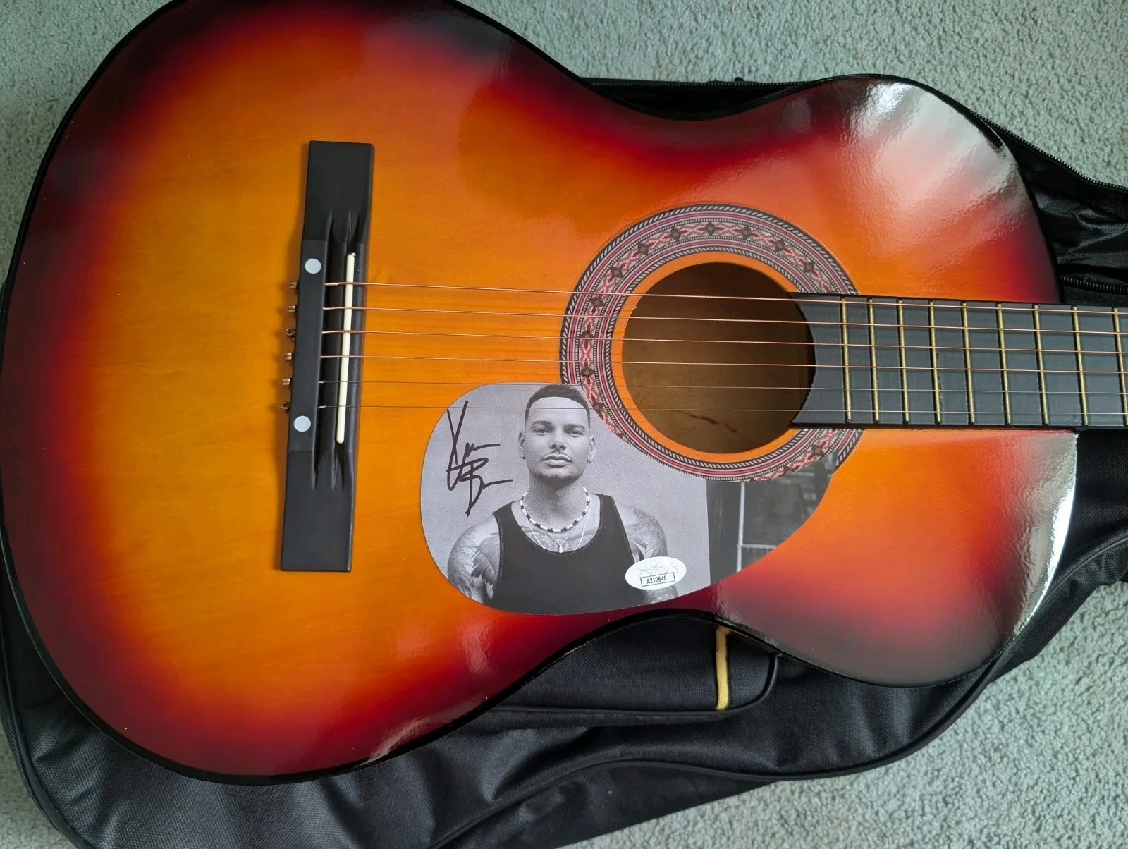 38" Acoustic Guitar Autographed By Kane Brown JSA Witnessed And Authenticated, изображение 3