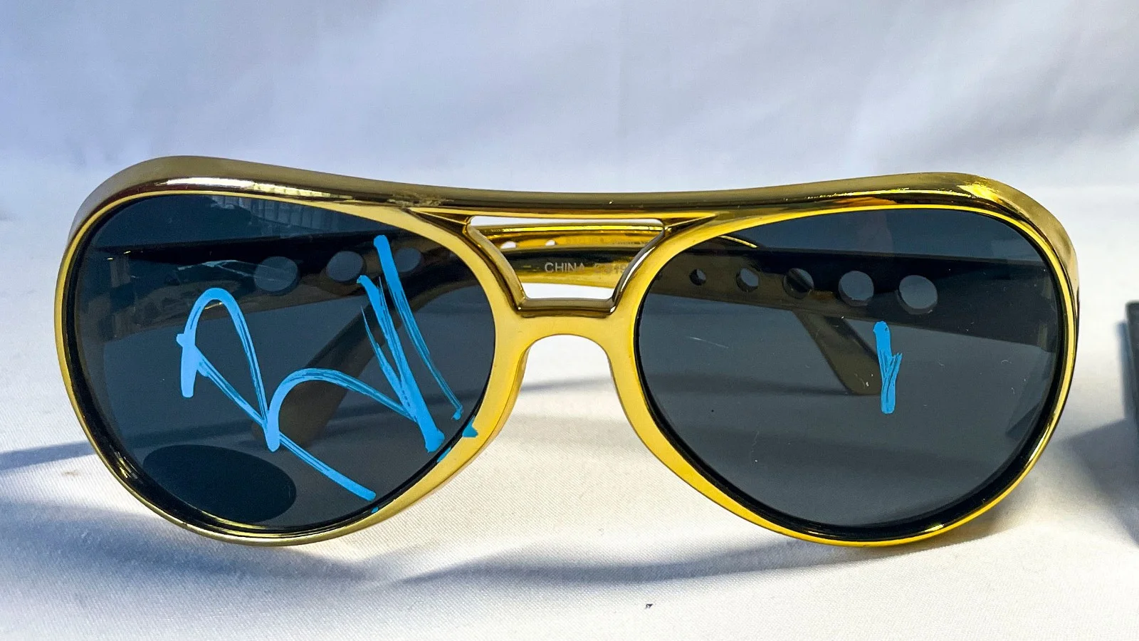 Baz Luhrmann — Baz Luhrmann Signed ELVIS PRESLEY Style Aviator Gold Sunglasses EXACT Proof JSA, изображение 2