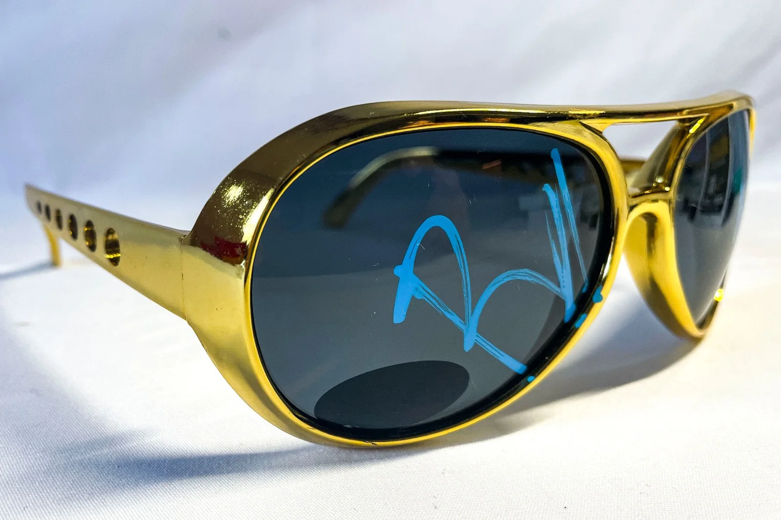 Baz Luhrmann — Baz Luhrmann Signed ELVIS PRESLEY Style Aviator Gold Sunglasses EXACT Proof JSA, изображение 3