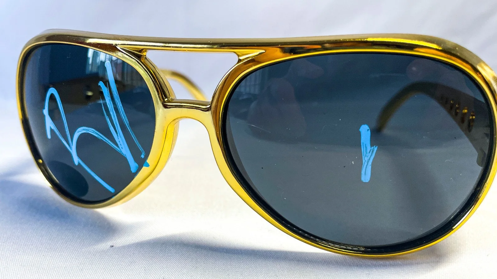 Baz Luhrmann — Baz Luhrmann Signed ELVIS PRESLEY Style Aviator Gold Sunglasses EXACT Proof JSA, изображение 4