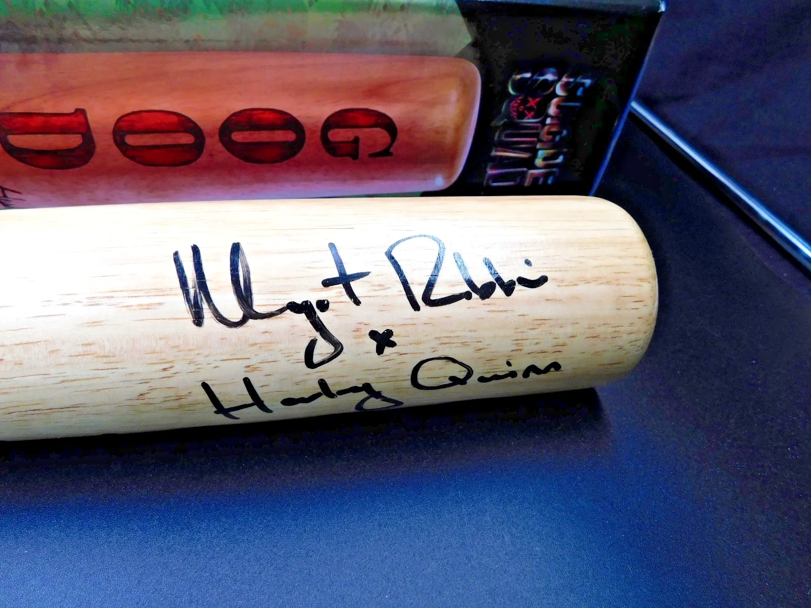Margot Robbie Signed Harley Quinn Bat w/ Harley Quinn Inscription Beckett COA, изображение 2