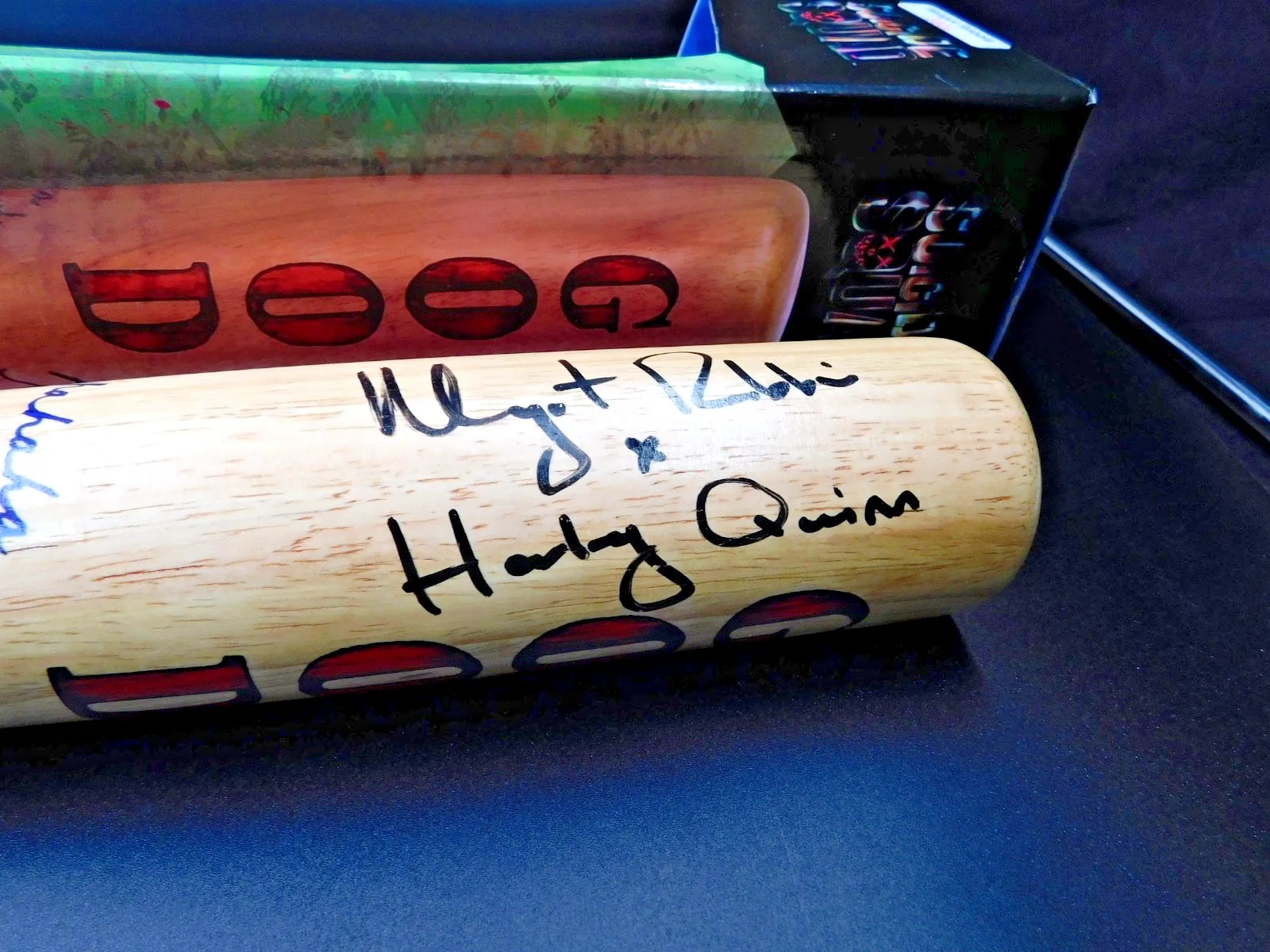 Margot Robbie Signed Harley Quinn Bat w/ Harley Quinn Inscription Beckett COA, изображение 3