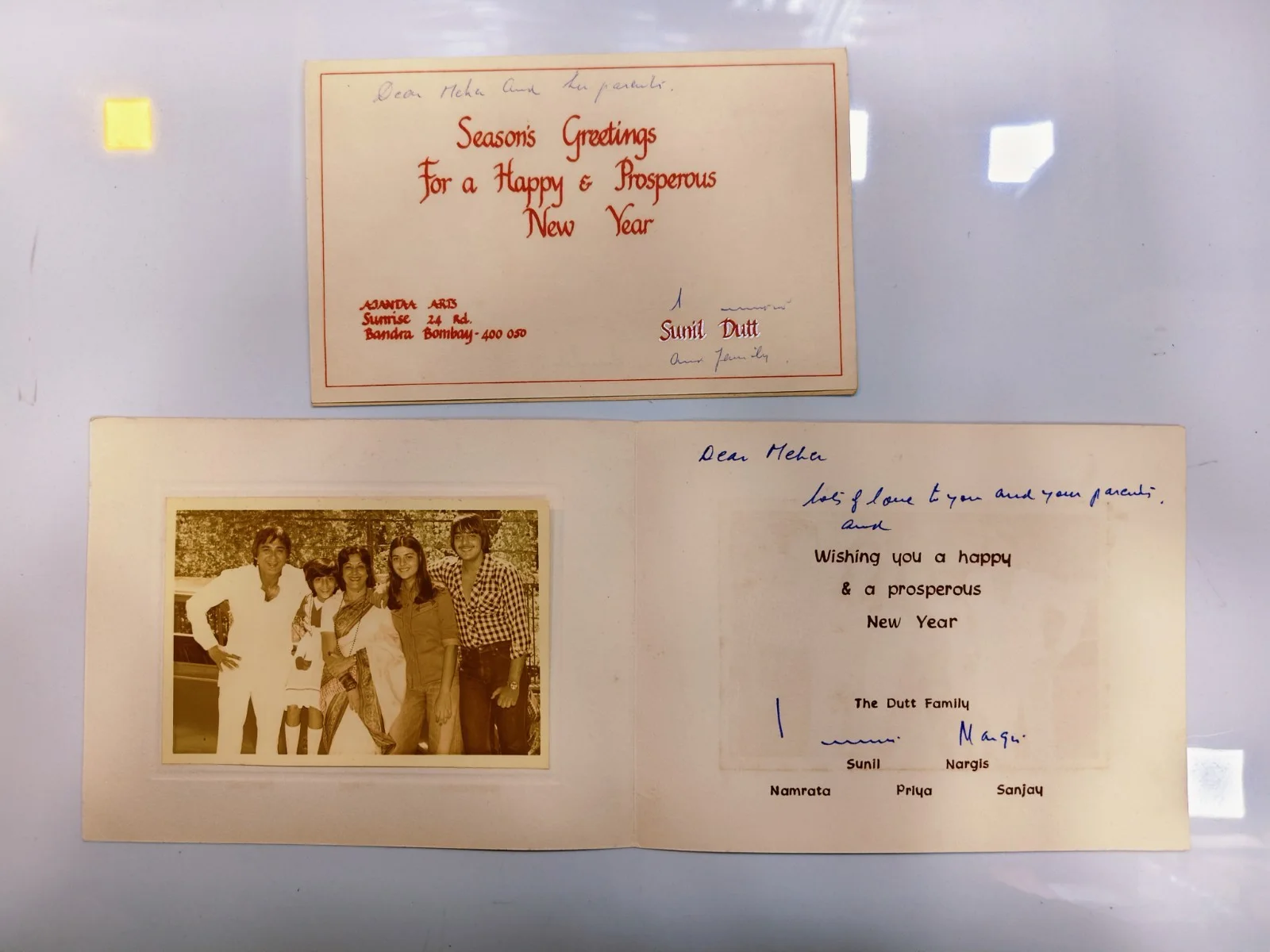 SUNIL DUTT, NARGIS — Original Vintage photo autograph SUNIL DUTT NARGIS & Family New year greet card, изображение 2