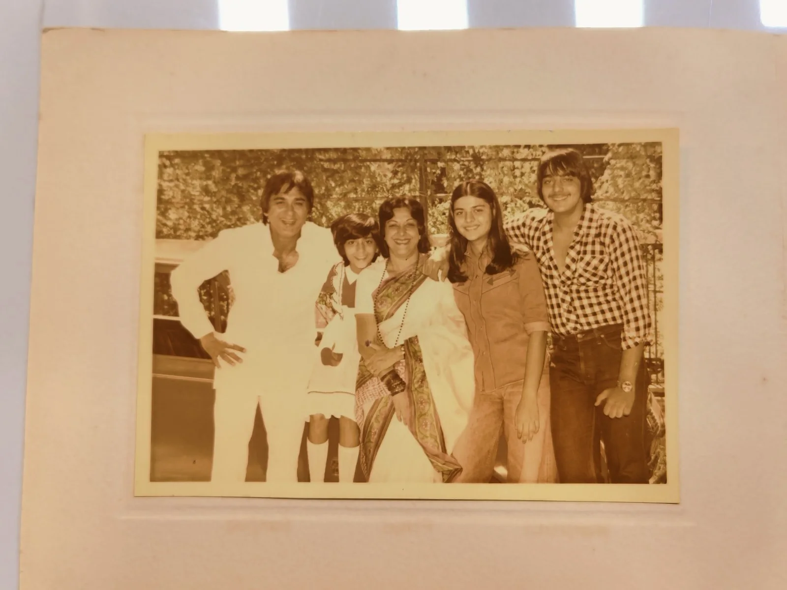 SUNIL DUTT, NARGIS — Original Vintage photo autograph SUNIL DUTT NARGIS & Family New year greet card, изображение 4