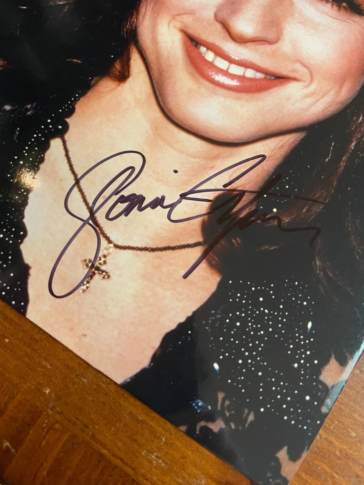 Gloria Estefan — Gloria Estefan Signed Autograph Signature 8x10 Color Glossy Photograph, изображение 2
