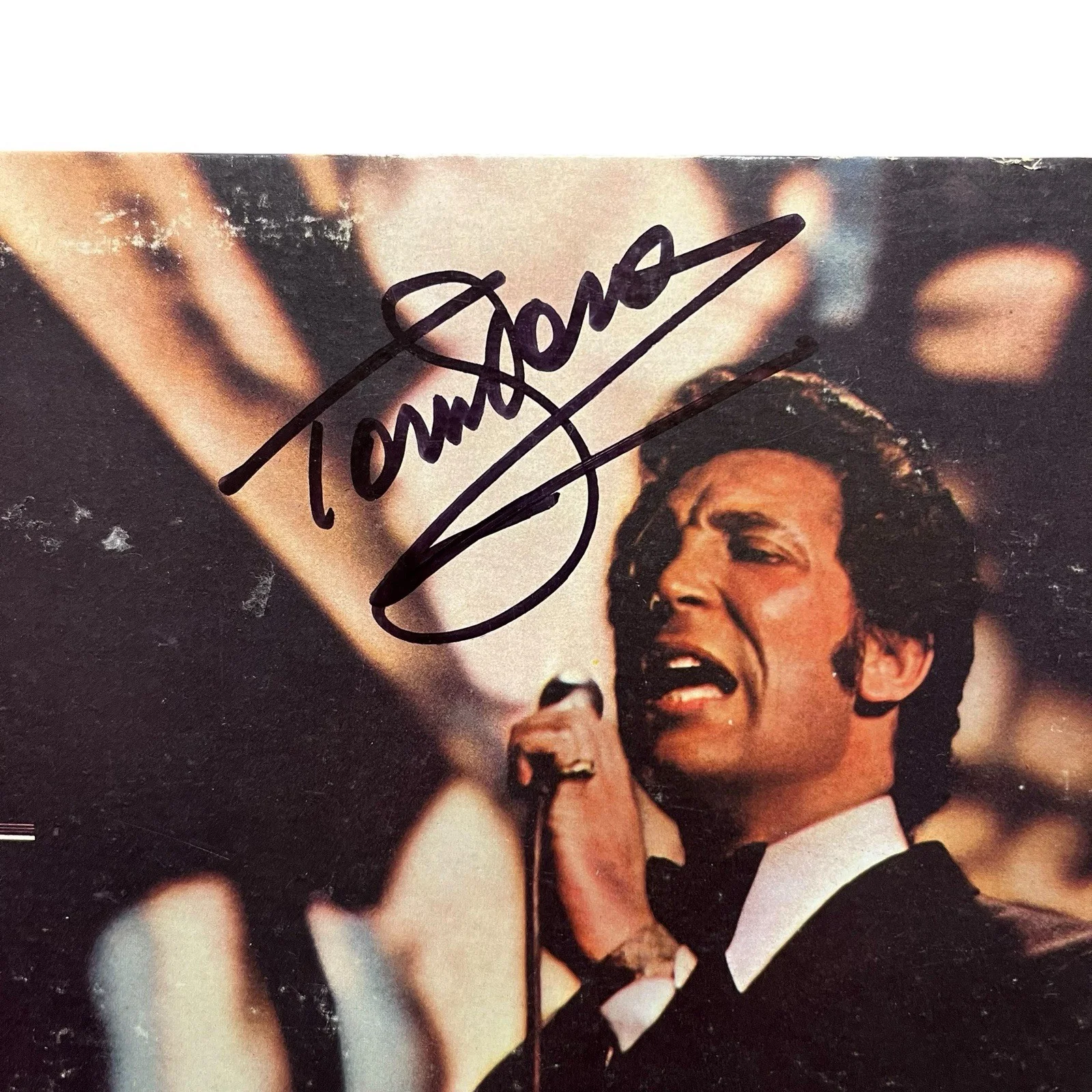 Tom Jones Signed Autographed The Tom Jones Fever Zone Vinyl Album, изображение 2