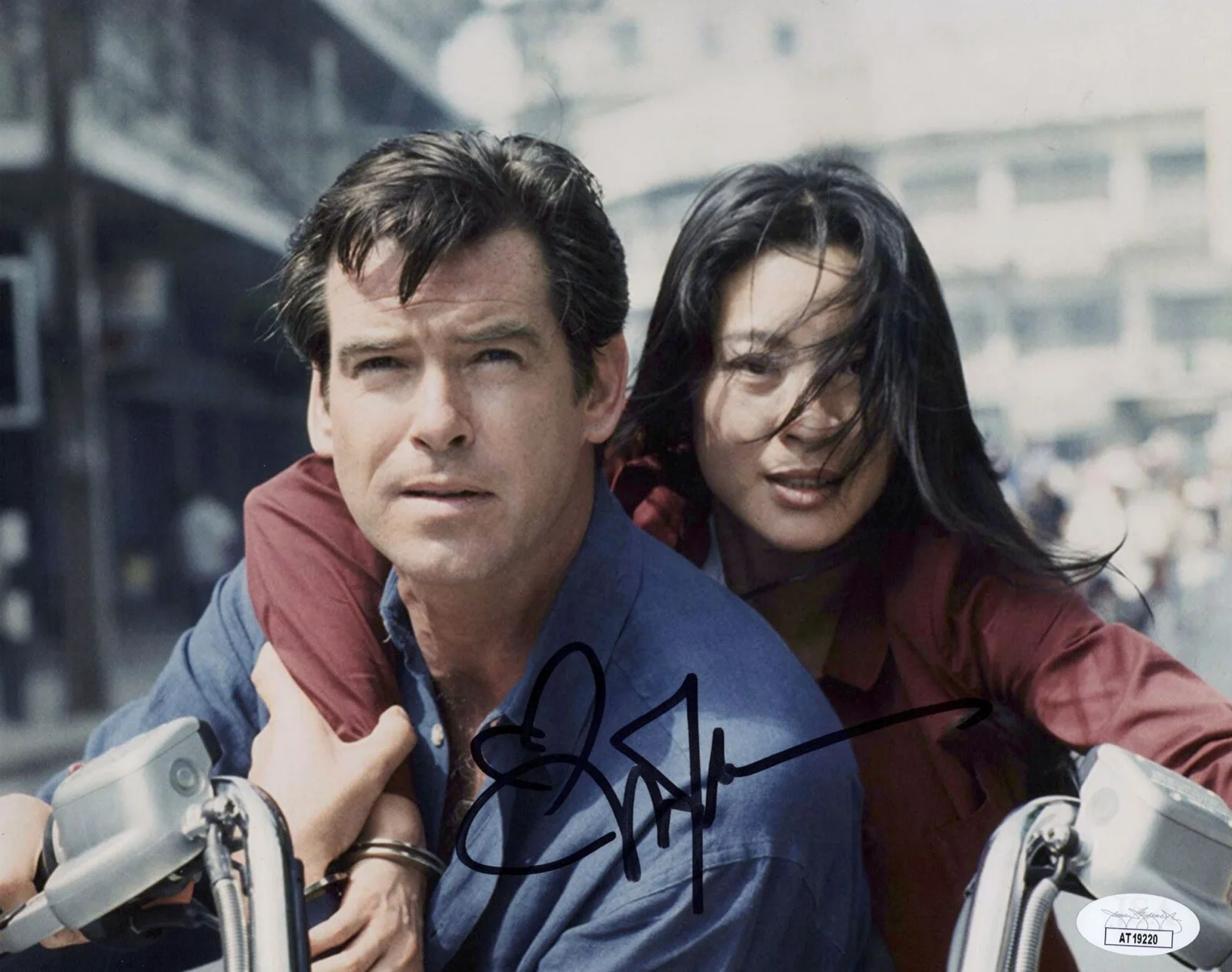 Michelle Yeoh — Michelle Yeoh signed "TOMORROW NEVER DIES" 8x10 Photo EXACT PROOF a 007 Bond JSA, image 5