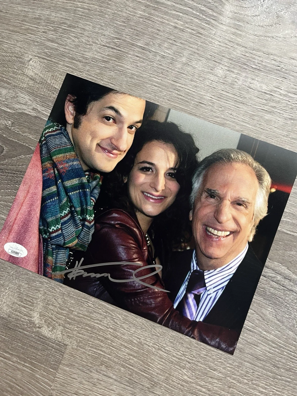 Henry Winkler — Henry Winkler Signed 8x10 Photo JSA COA Parks and Recreation Fonzie, изображение 3