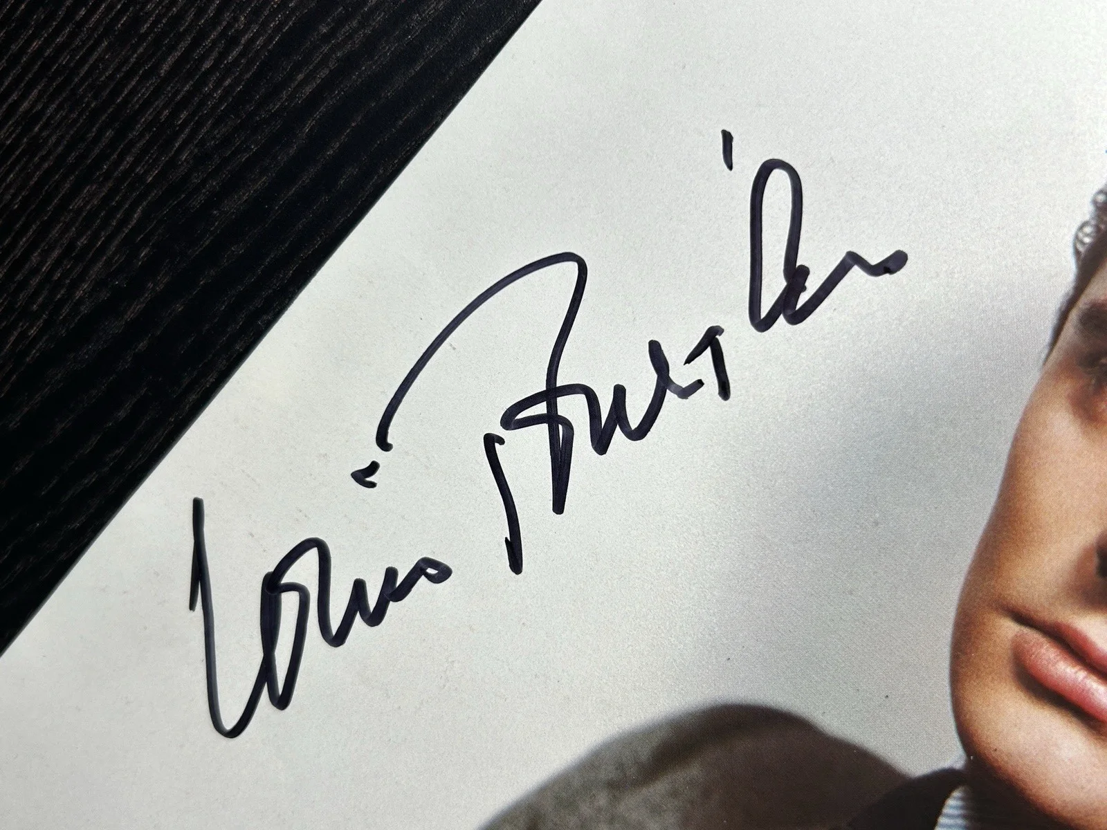 Louis Jourdan — LOUIS JOURDAN SIGNED MAGAZINE CLIPPING Original Autograph JSA COA James Bond 007, изображение 3