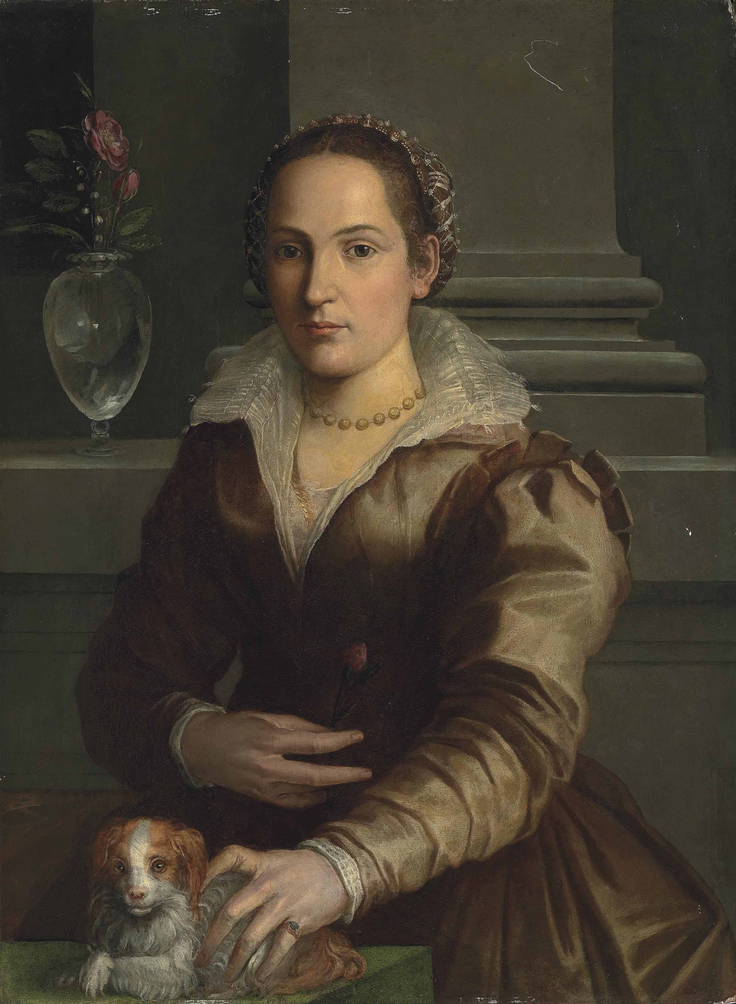 Alessandro Allori — Портрет дамы в полный рост, в платье цвета ржавчины и замысловатом головном уборе, с розой в правой руке, с собачкой, рядом с вазой с розами и подснежниками, в интерьере